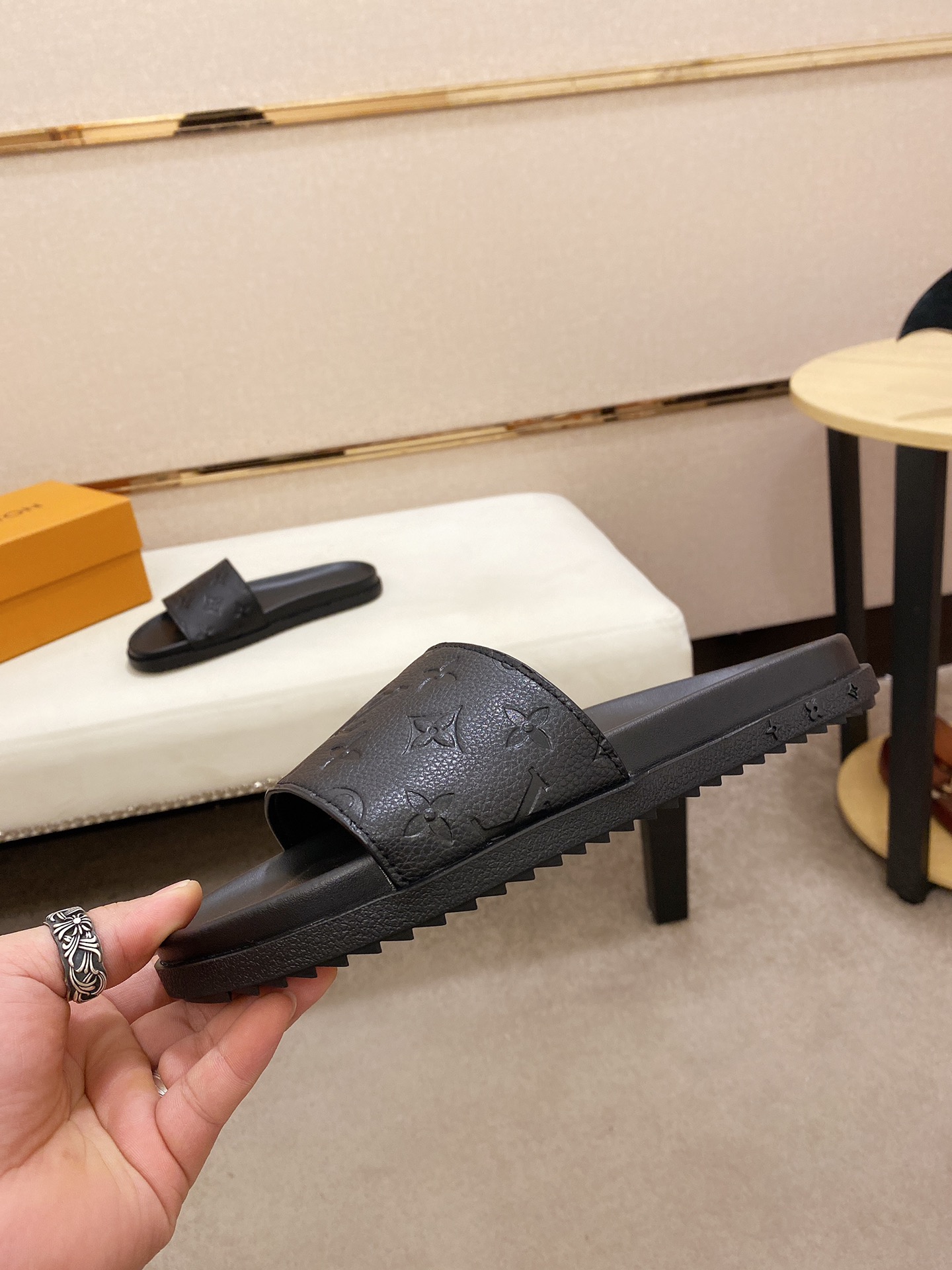 Louis Vuitton Slipper 16 - vstockx