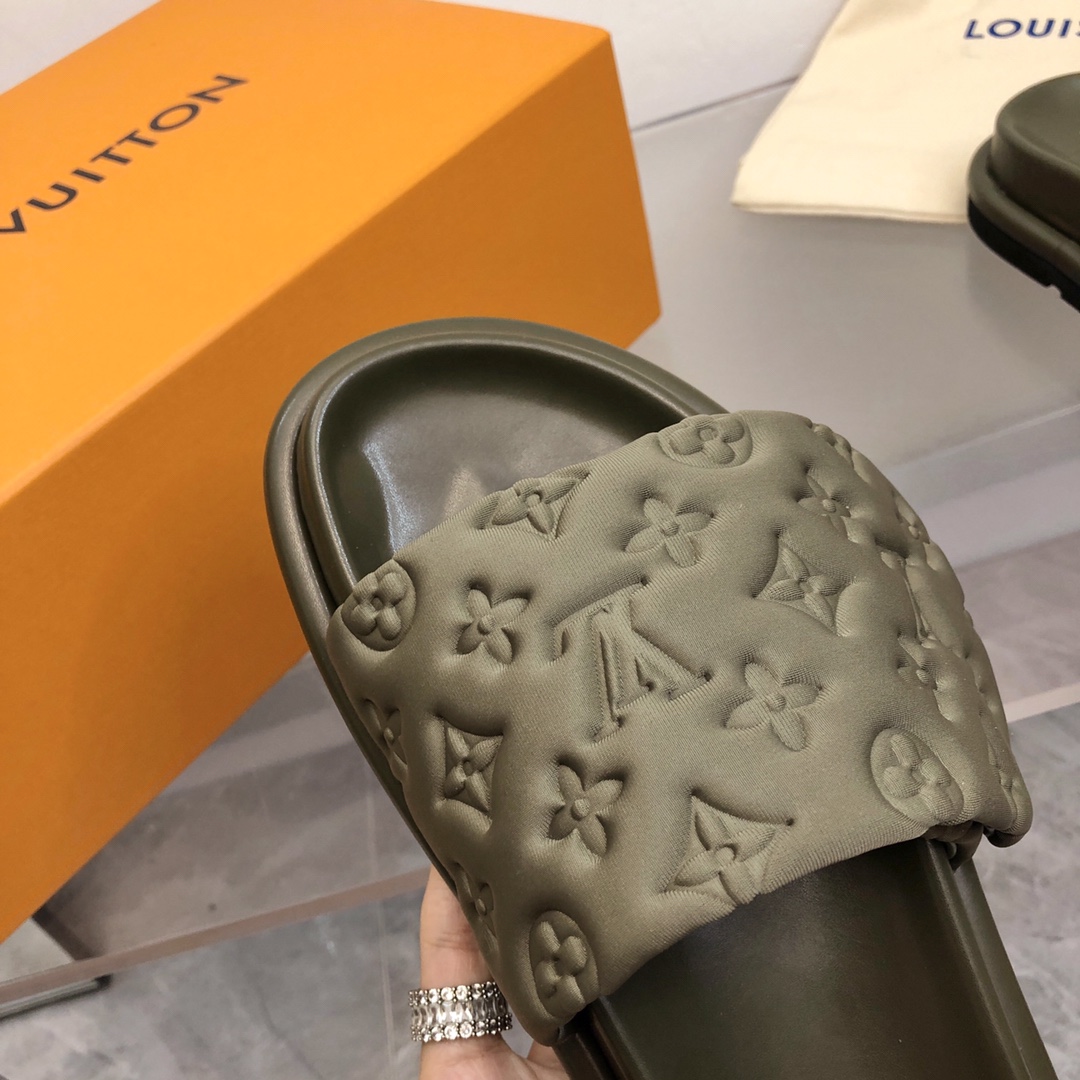 Louis Vuitton POOL PILLOW COMFORT MULES WOMEN 1 - vstockx