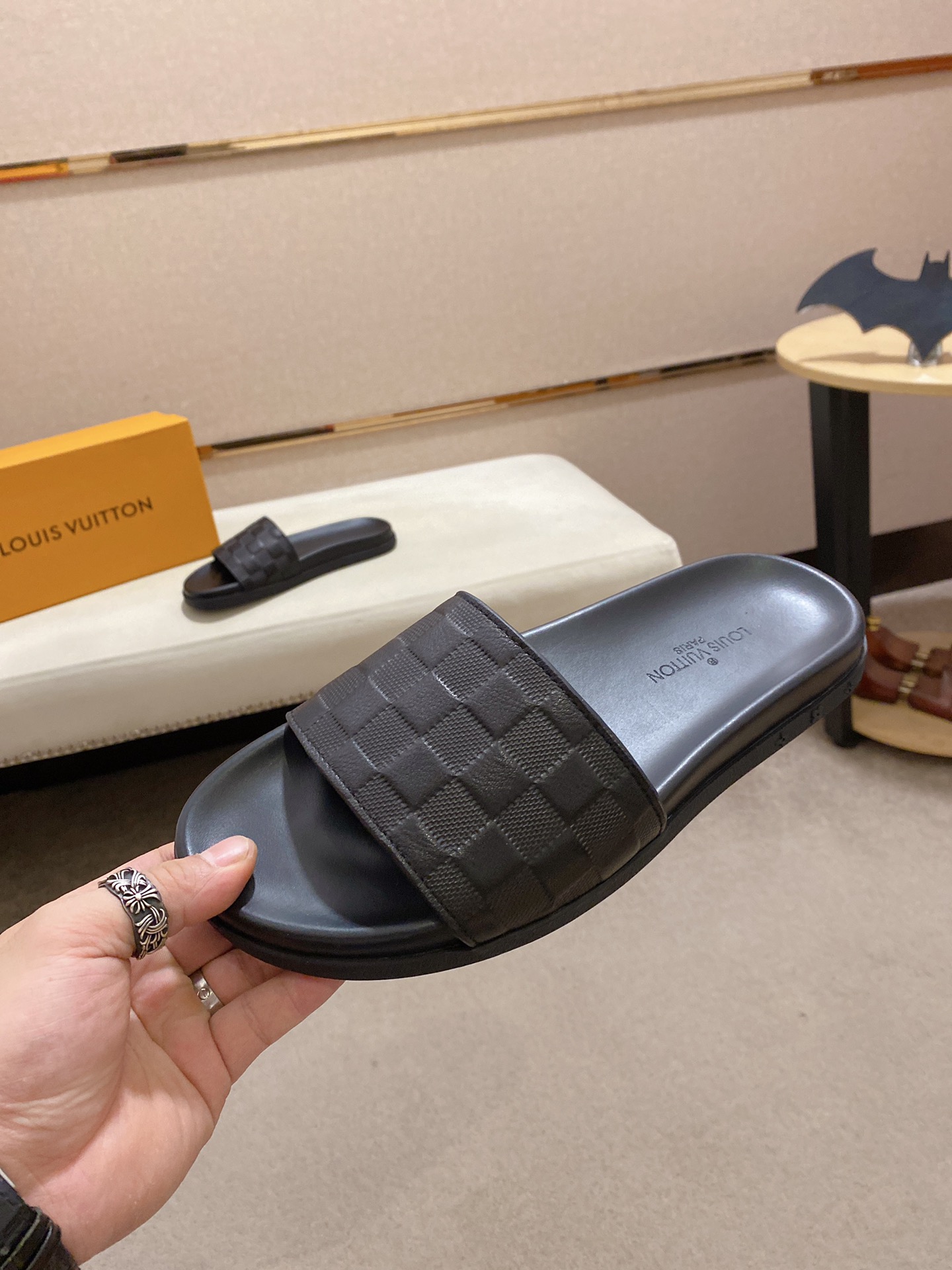 Louis Vuitton Slipper 6 - vstockx