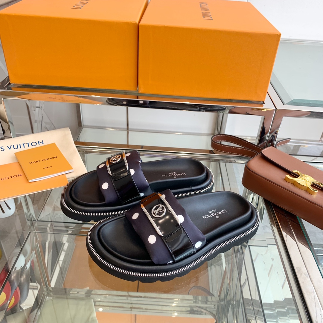 Louis Vuitton POOL PILLOW FLAT COMFORT MULES 4 - vstockx