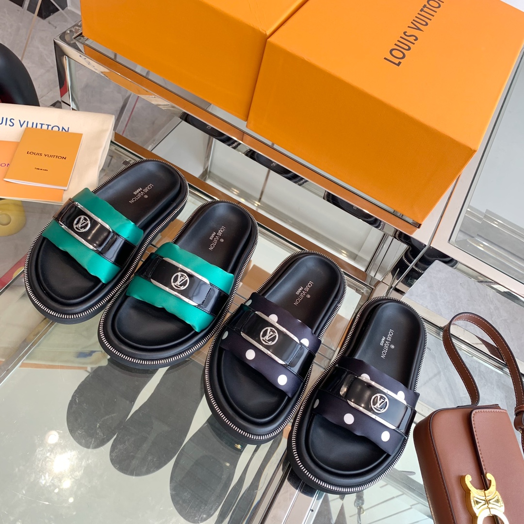 Louis Vuitton POOL PILLOW FLAT COMFORT MULES 4 - vstockx