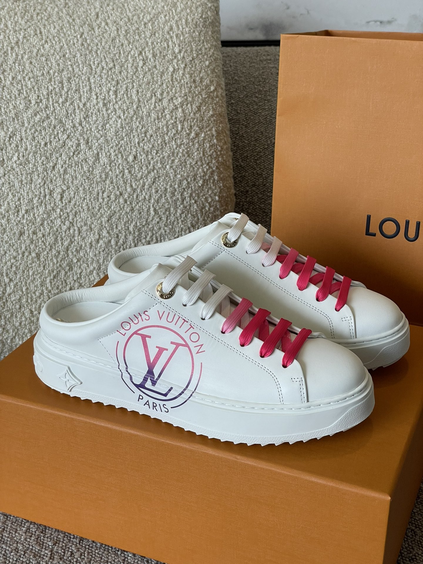 Louis Vuitton TIME OUT TRAINERS 1 - vstockx