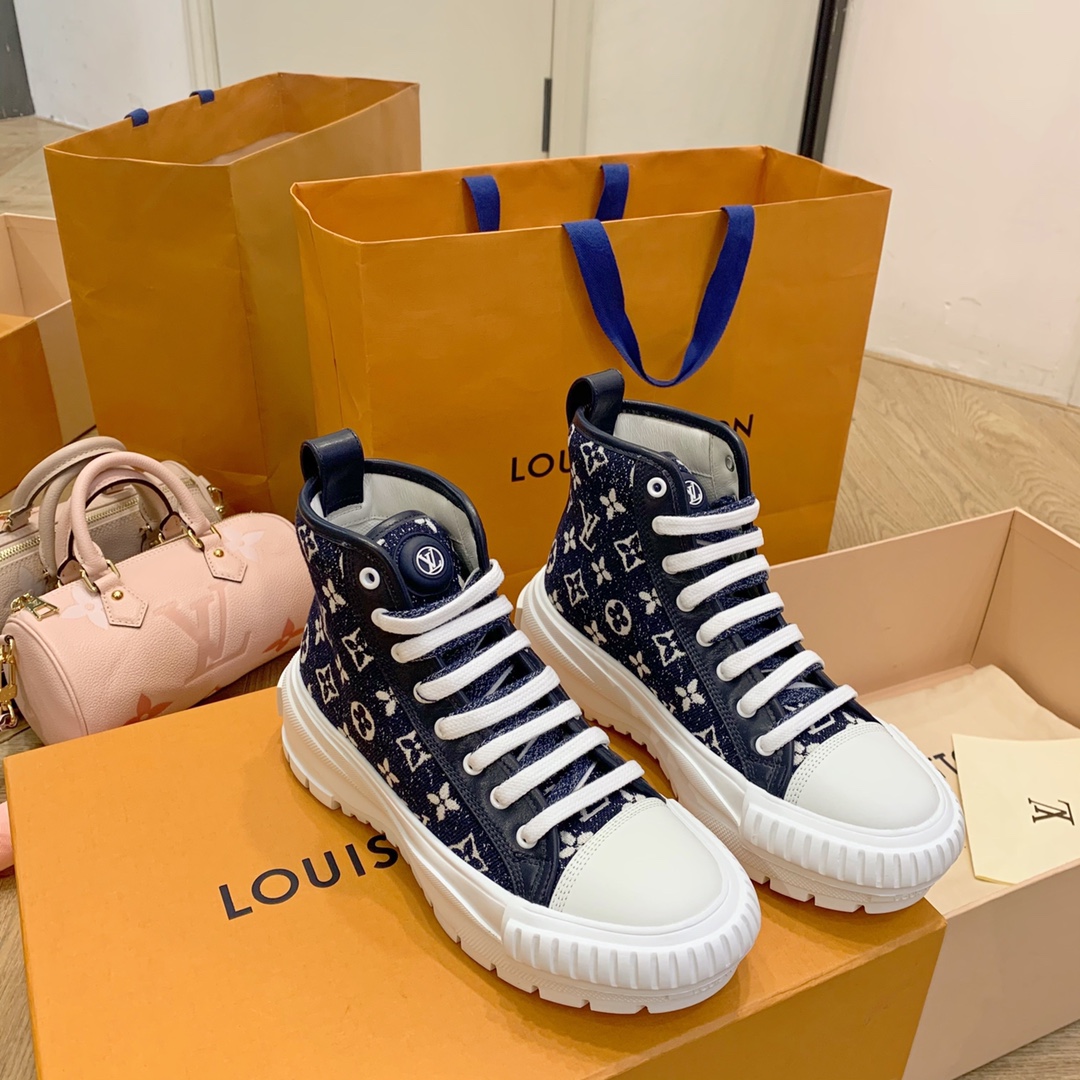 Louis Vuitton LV SQUAD TRAINER BOOTS 5 - vstockx