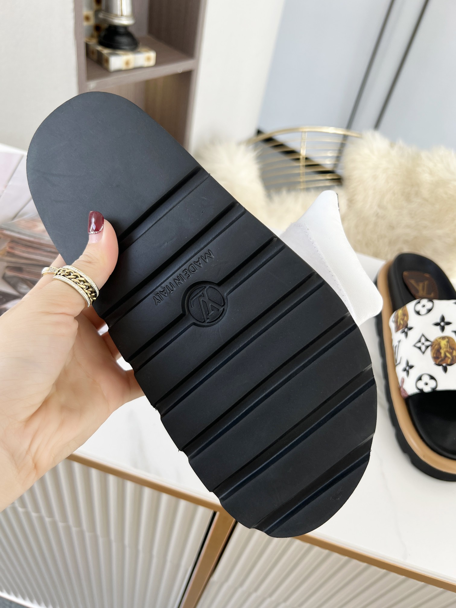 Louis Vuitton POOL PILLOW COMFORT MULES WOMEN 5 - vstockx