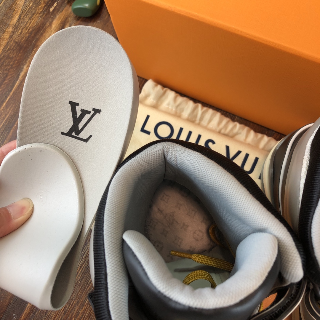 Louis Vuitton Trainer Sneakers 16 - vstockx