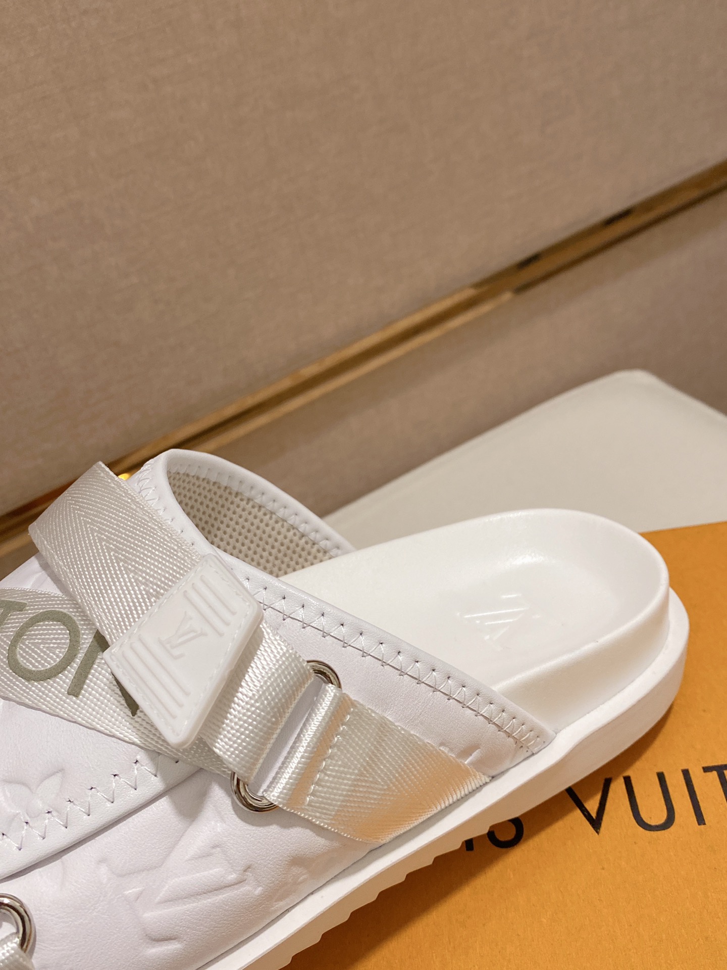 Louis Vuitton Honolulu Sneaker 4 - vstockx