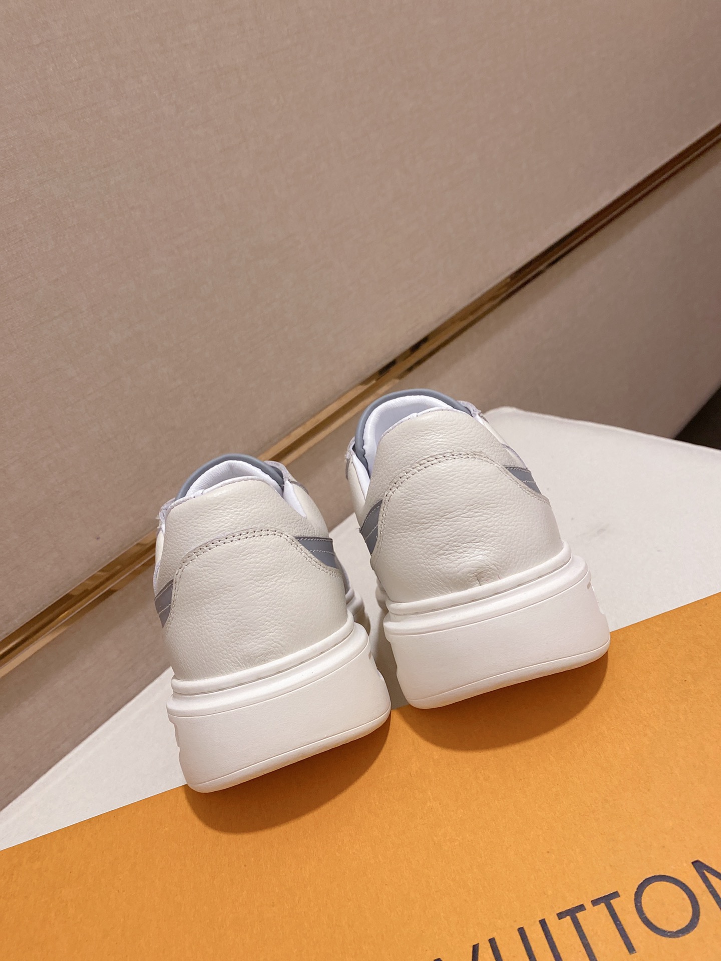 Louis Vuitton Low Top sneaker 123 - vstockx