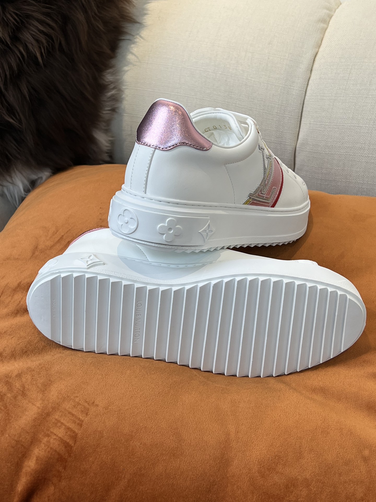 Louis Vuitton TIME OUT TRAINERS 1 - vstockx