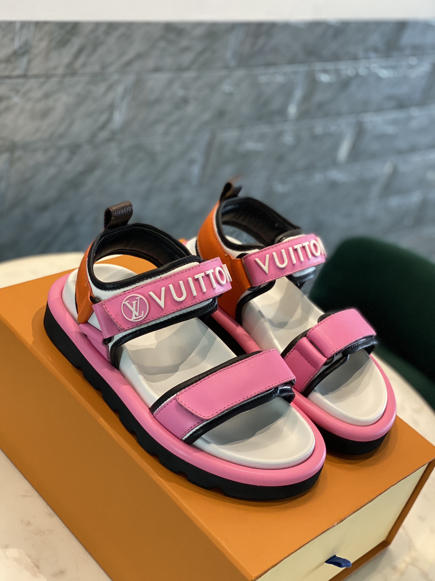 Louis Vuitton PASEO FLAT COMFORT SANDALS WOMEN 9 - vstockx