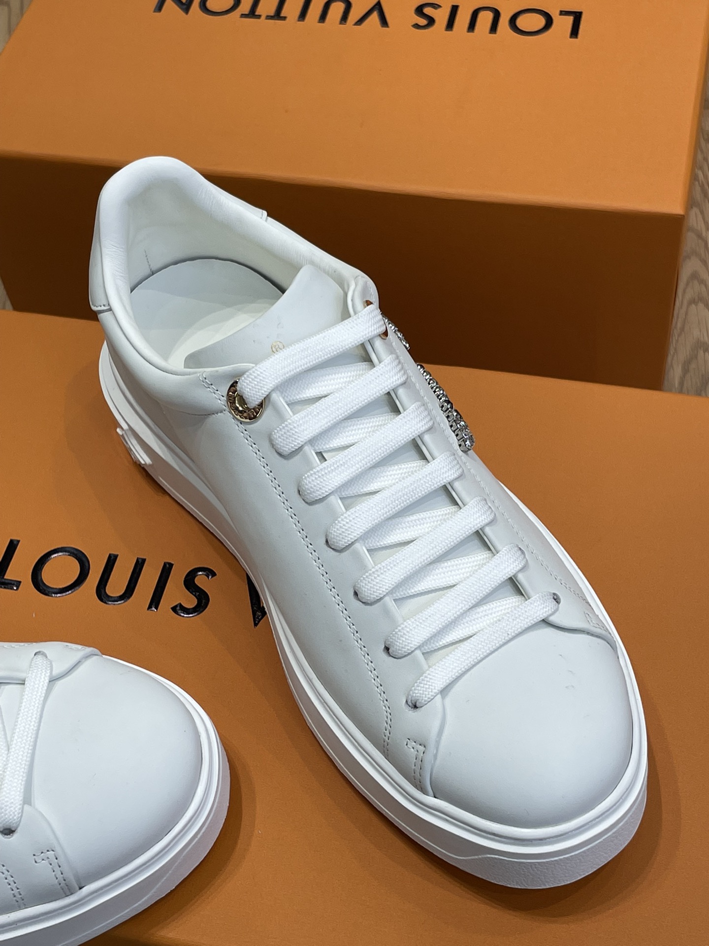 Louis Vuitton TIME OUT TRAINERS 6 - vstockx