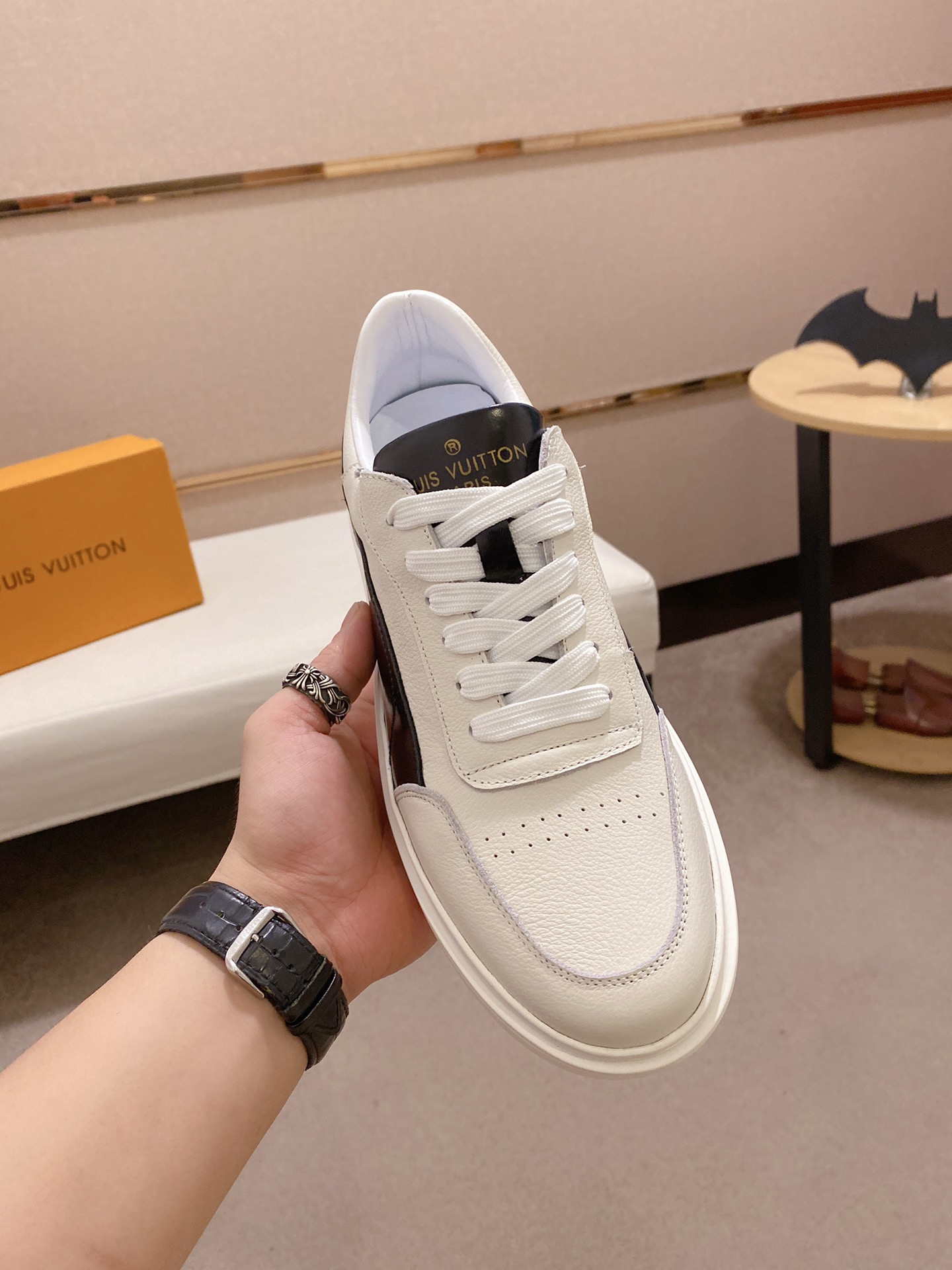 Louis Vuitton Low Top sneaker 124 - vstockx