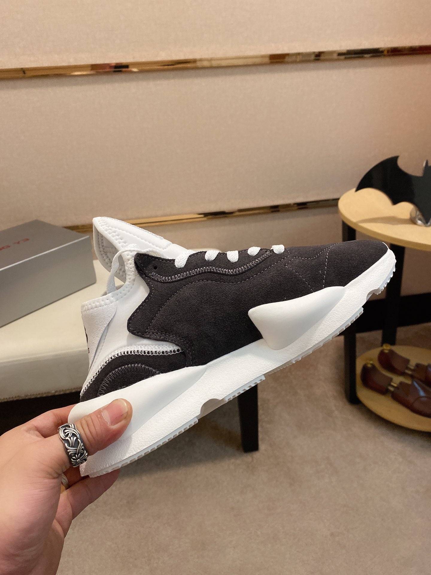 Y-3 Kaiwa Lace-Up Sneakers 44 - vstockx