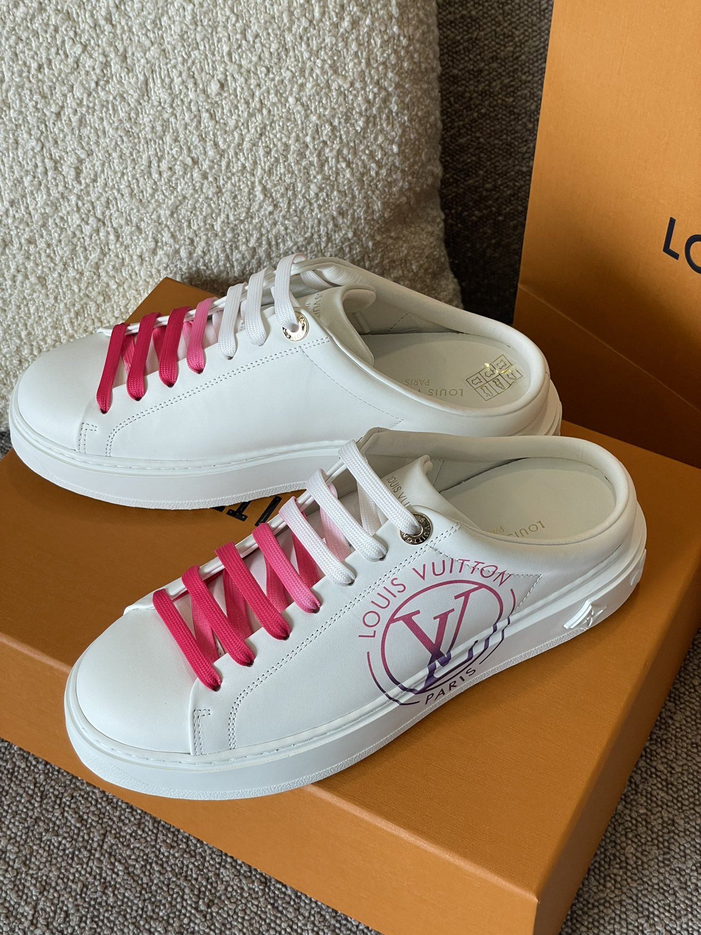 Louis Vuitton TIME OUT TRAINERS 1 - vstockx
