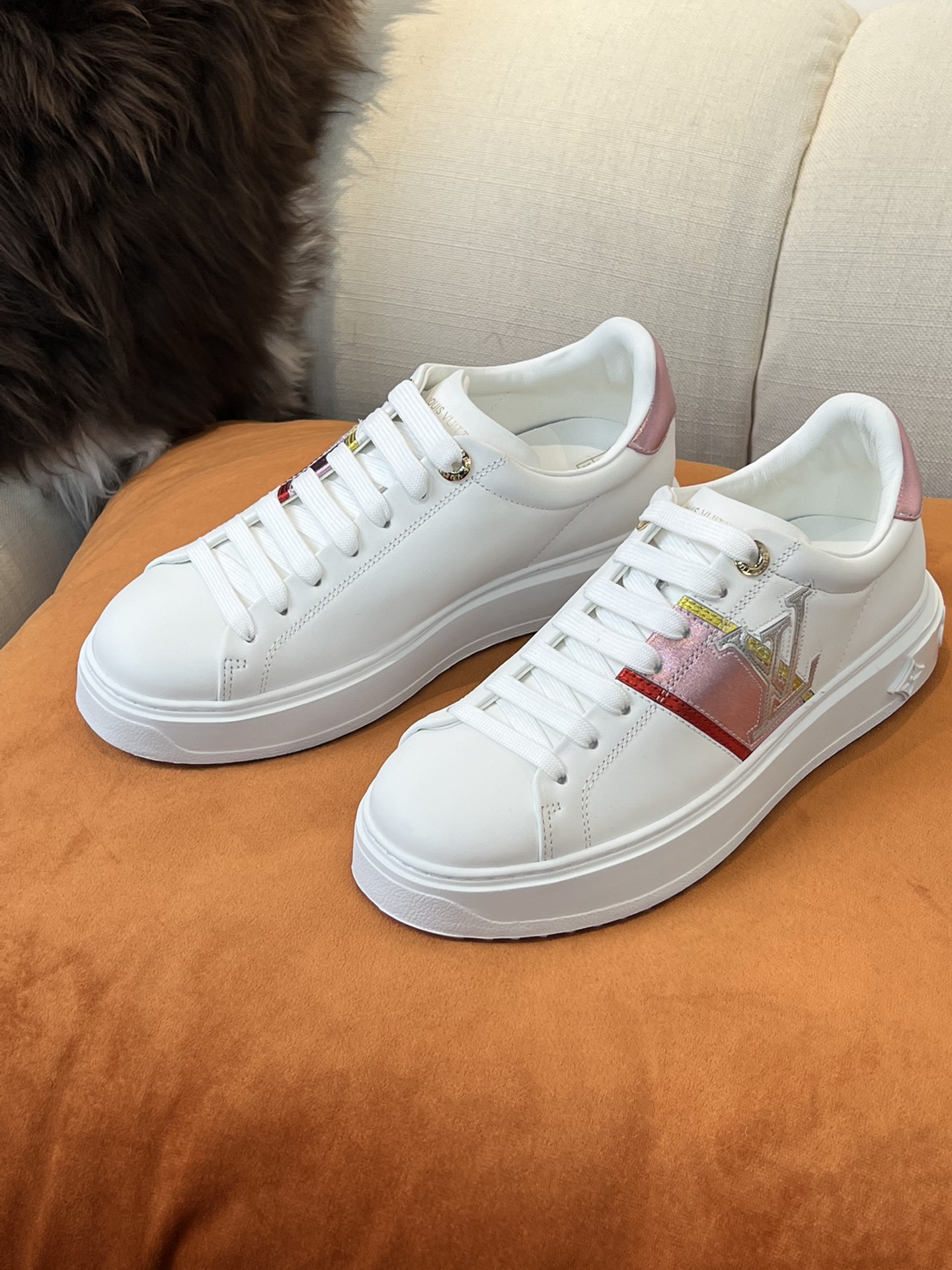 Louis Vuitton TIME OUT TRAINERS 1 - vstockx