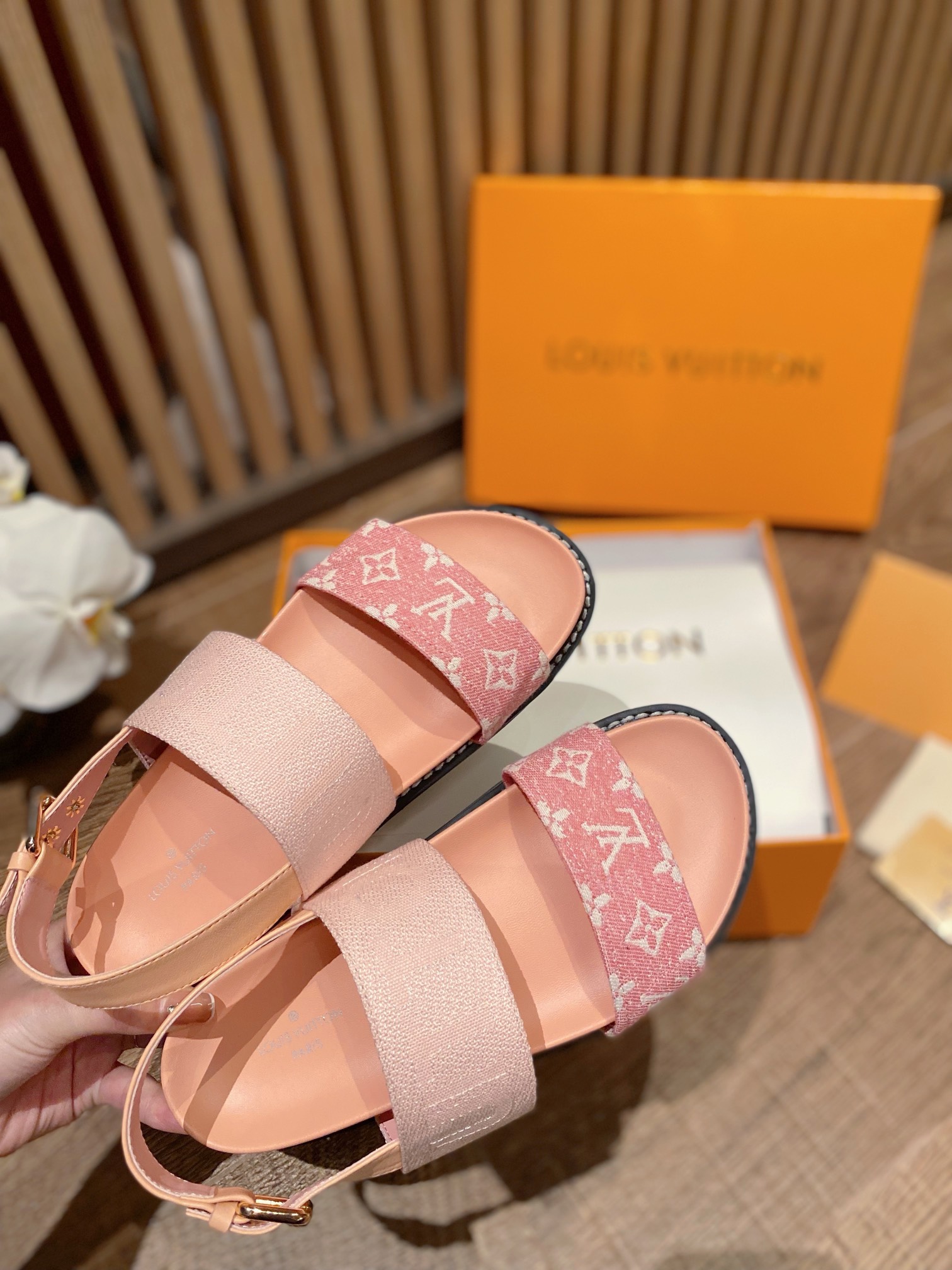 Louis Vuitton PASEO FLAT COMFORT SANDALS WOMEN 8 - vstockx