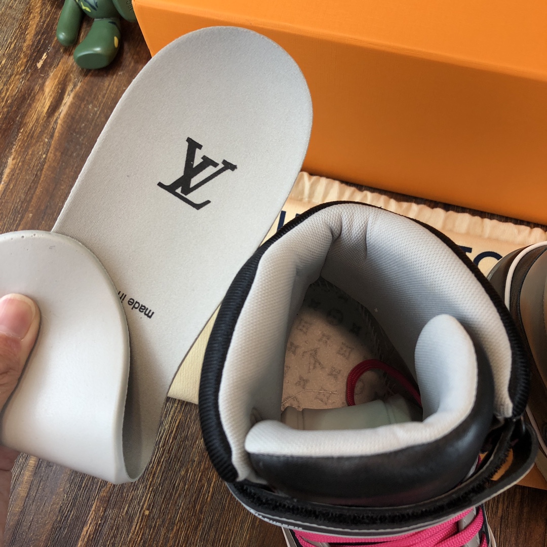 Louis Vuitton Trainer Sneakers 17 - vstockx