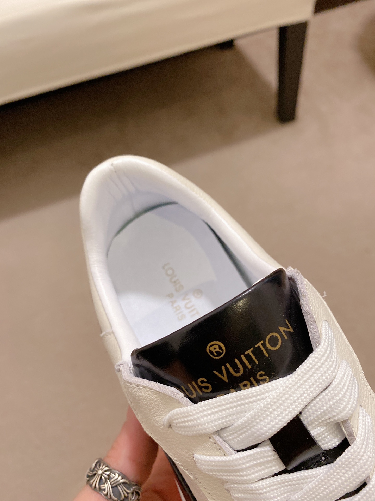 Louis Vuitton Low Top sneaker 124 - vstockx