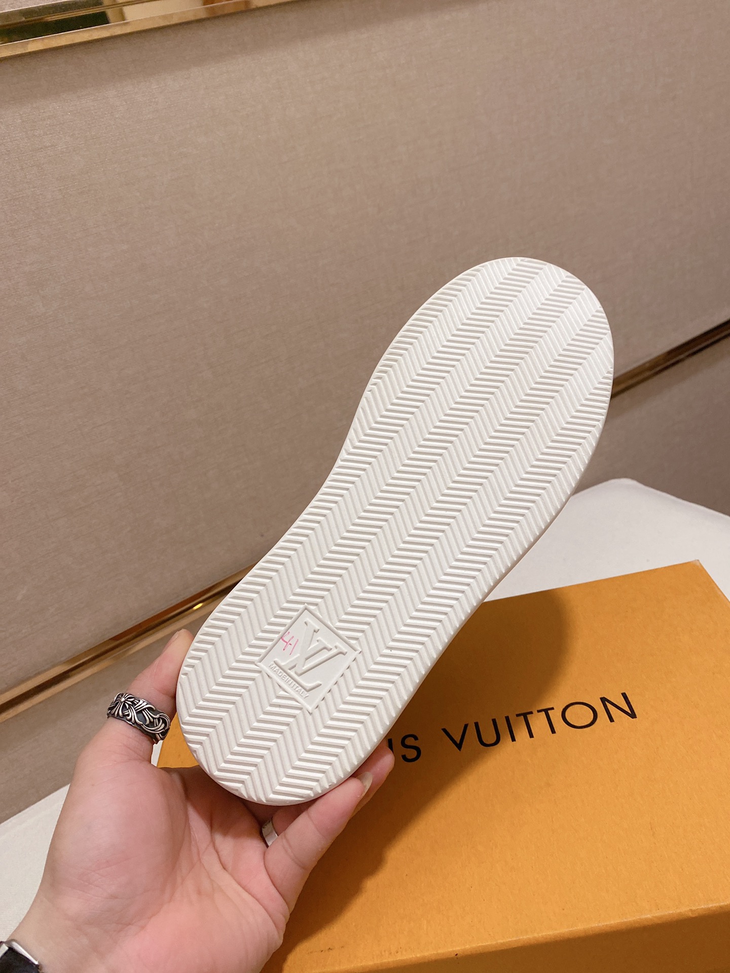 Louis Vuitton Low Top sneaker 125 - vstockx