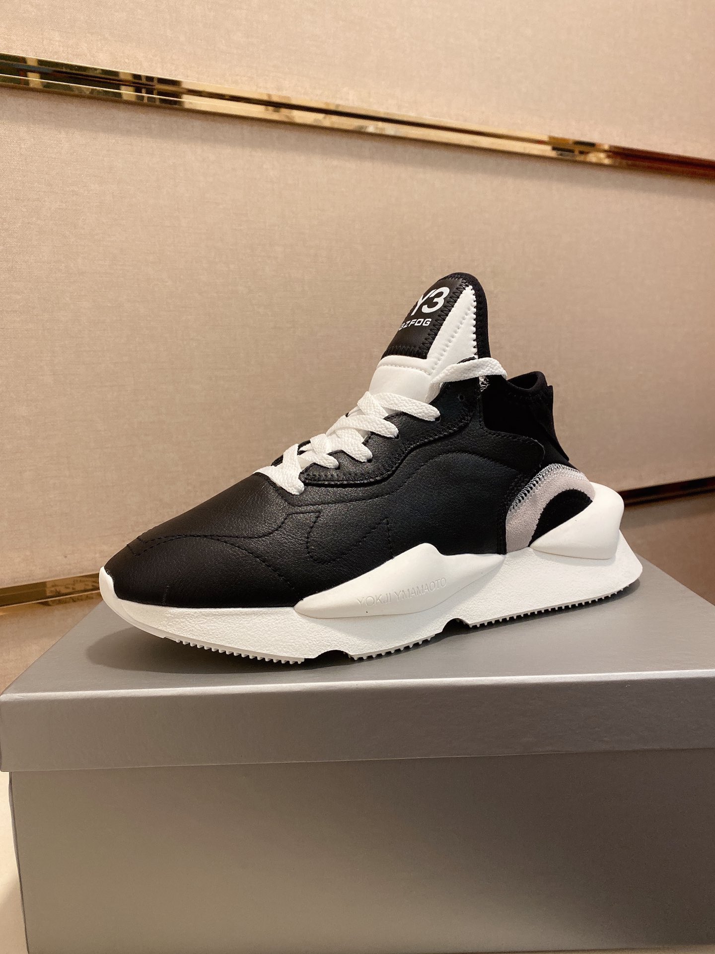 Y-3 Kaiwa Lace-Up Sneakers 43 - vstockx