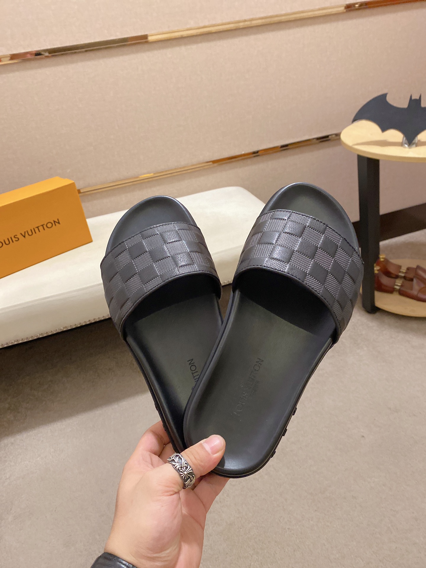 Louis Vuitton Slipper 6 - vstockx