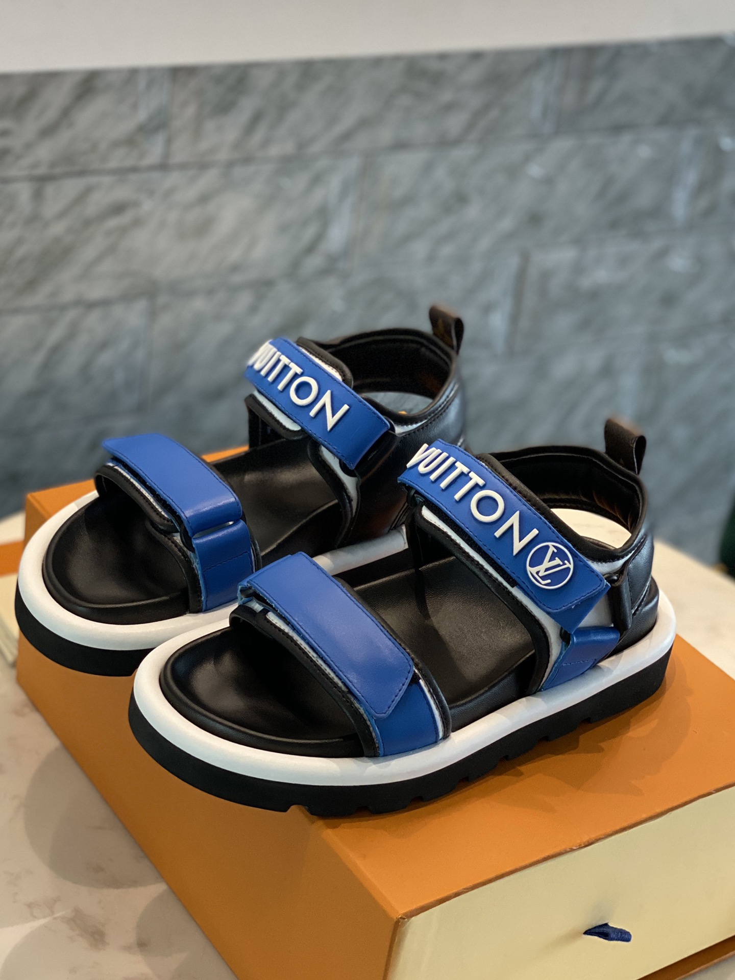 Louis Vuitton PASEO FLAT COMFORT SANDALS WOMEN 9 - vstockx