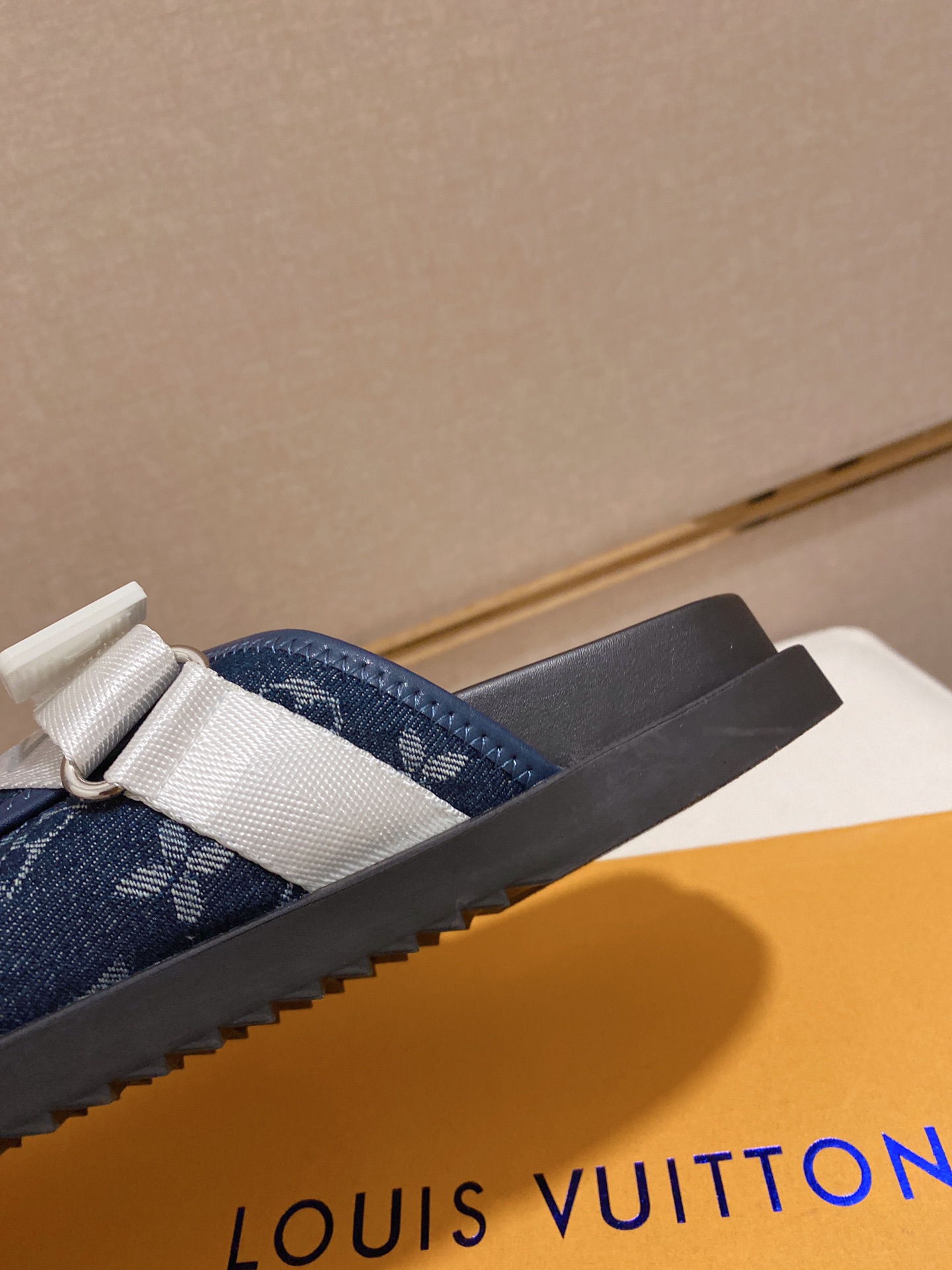 Louis Vuitton Honolulu Sneaker 14 - vstockx