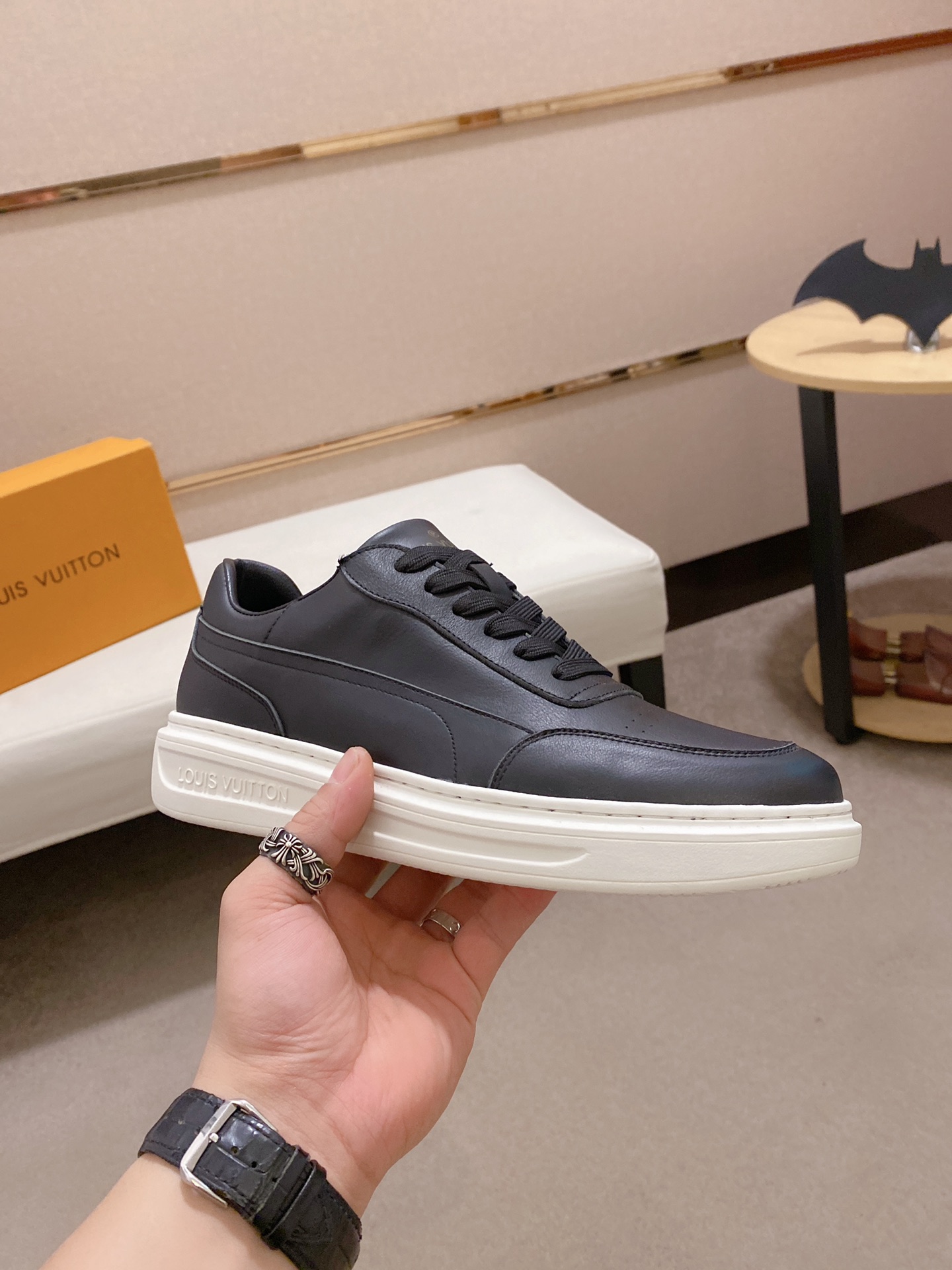 Louis Vuitton Low Top sneaker 126 - vstockx