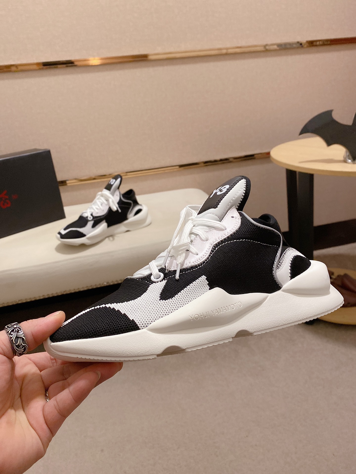 Y-3 Kaiwa Lace-Up Sneakers 12 - vstockx