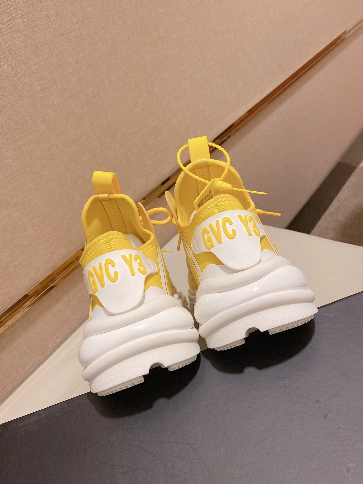 Y-3 Kaiwa Lace-Up Sneakers 3 - vstockx