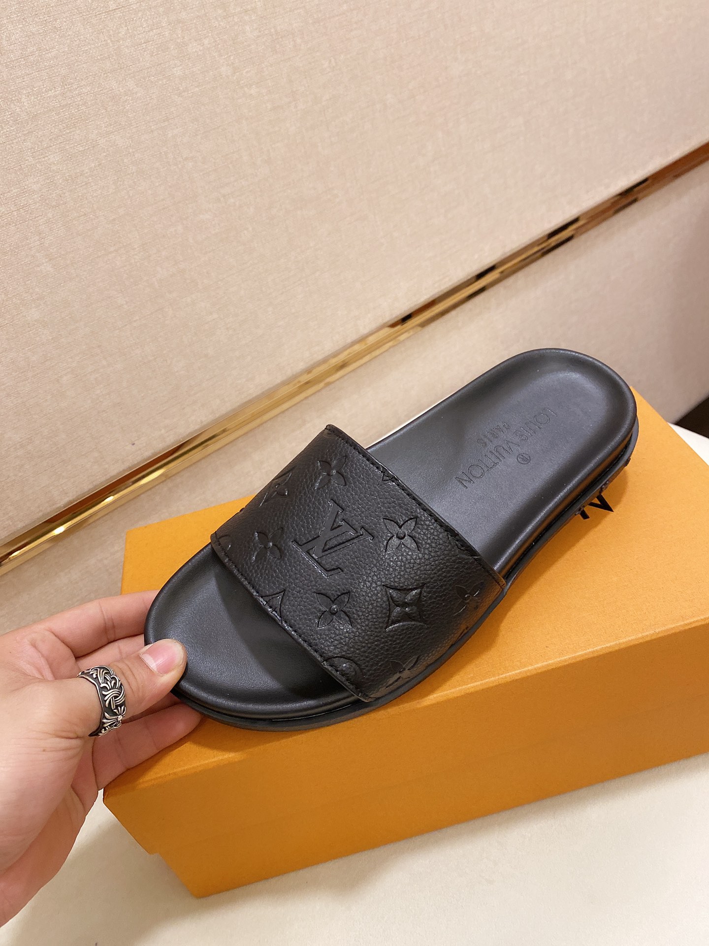 Louis Vuitton Slipper 16 - vstockx