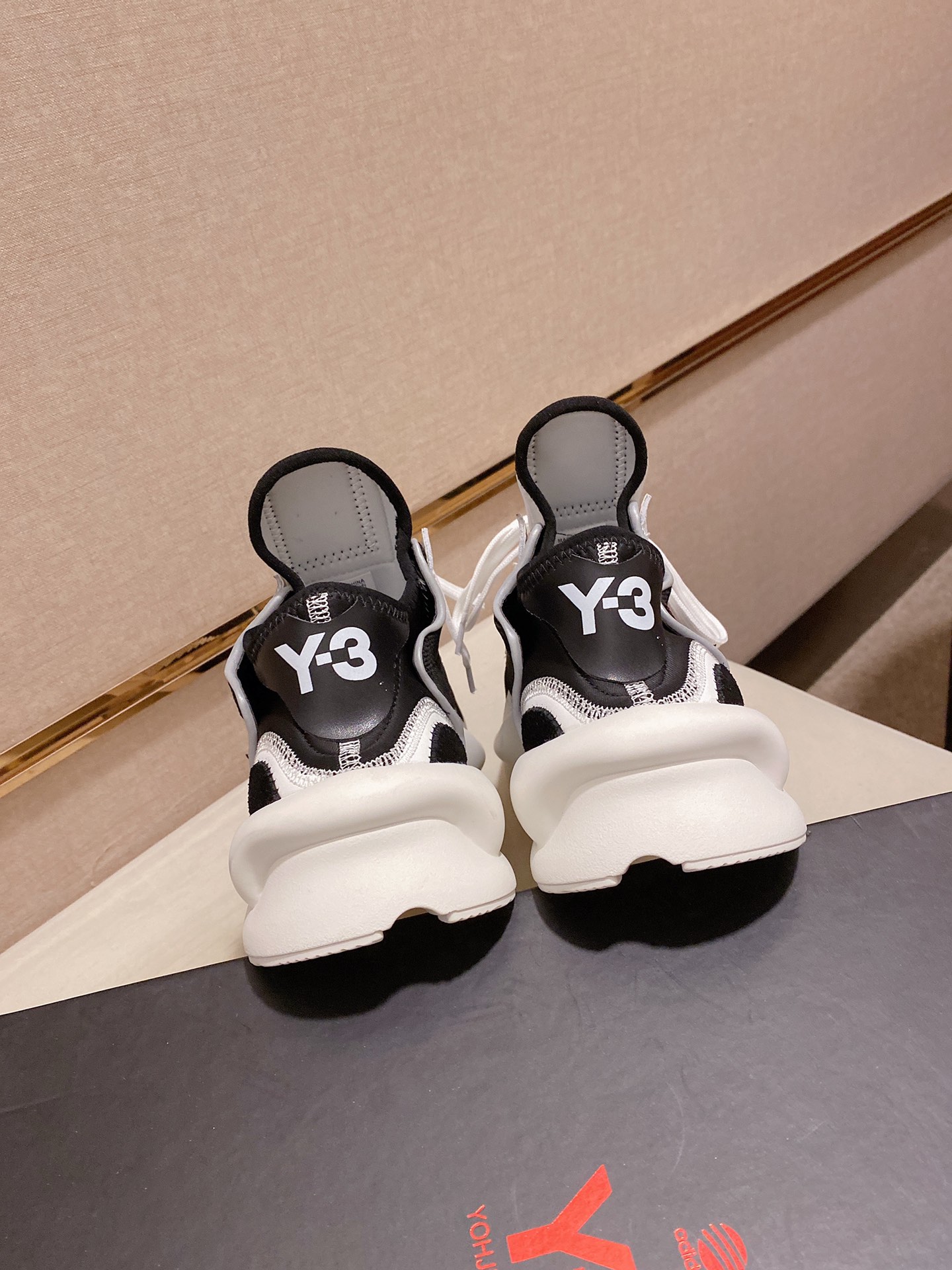 Y-3 Kaiwa Lace-Up Sneakers 12 - vstockx