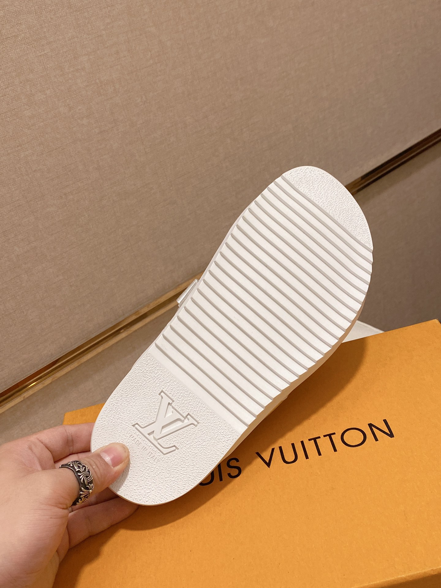 Louis Vuitton Honolulu Sneaker 4 - vstockx