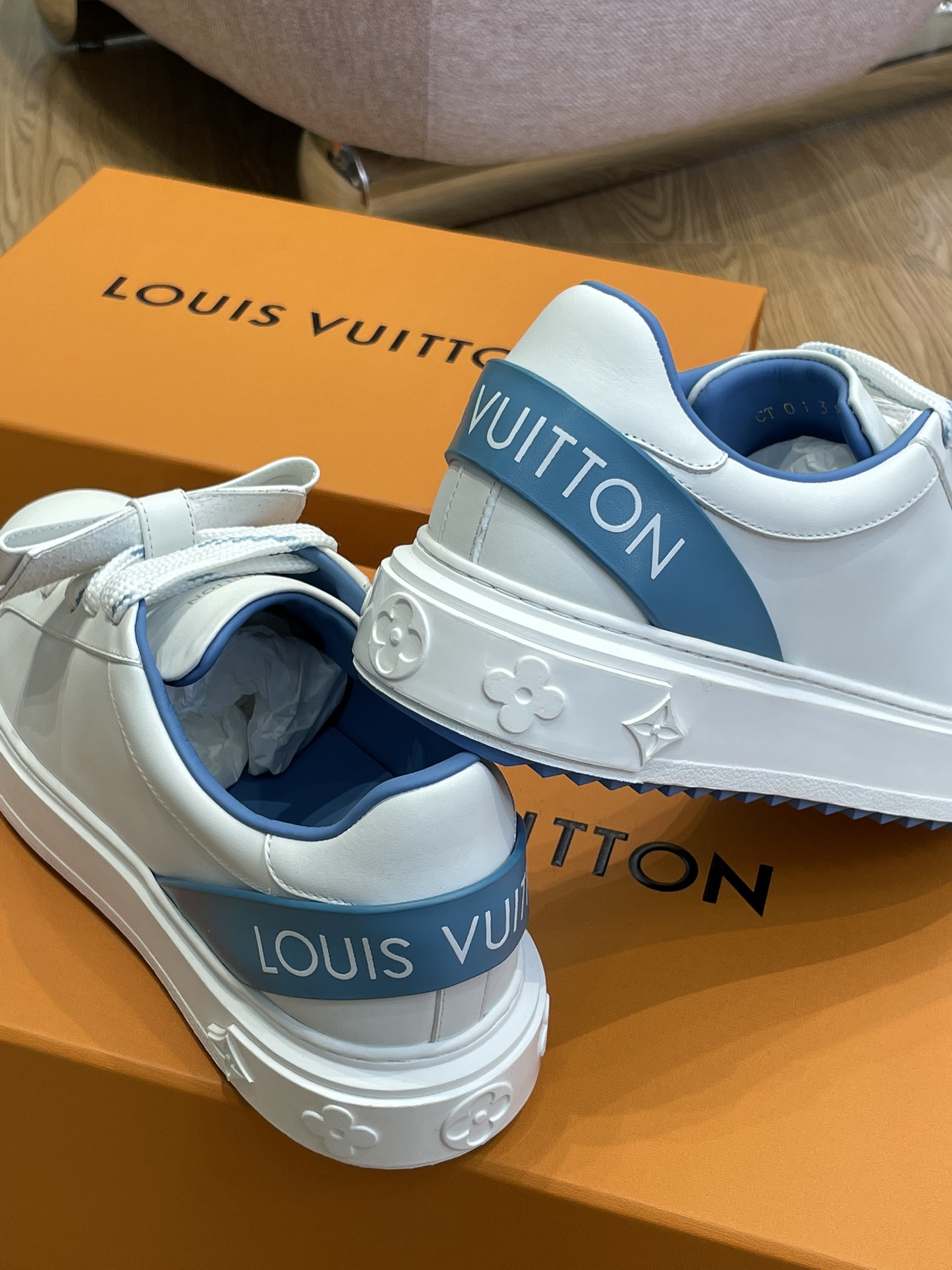 Louis Vuitton SNEAKER 4 - vstockx