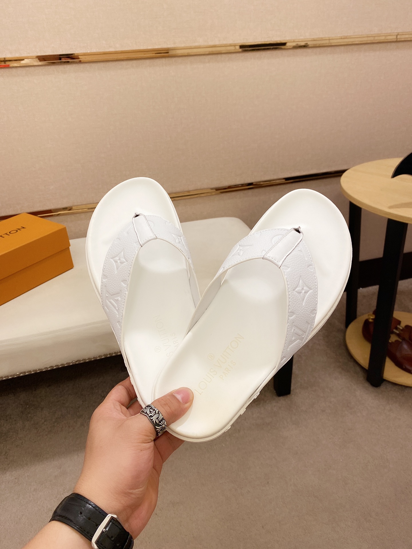 Louis Vuitton Slipper 11 - vstockx