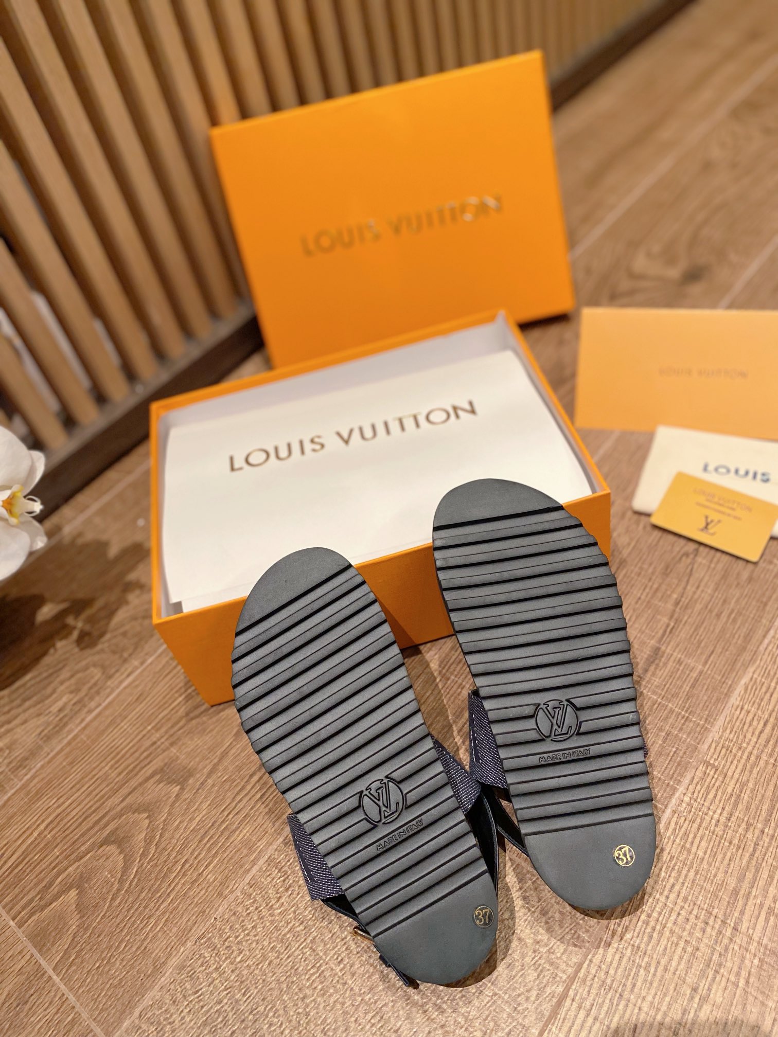Louis Vuitton PASEO FLAT COMFORT SANDALS WOMEN 8 - vstockx