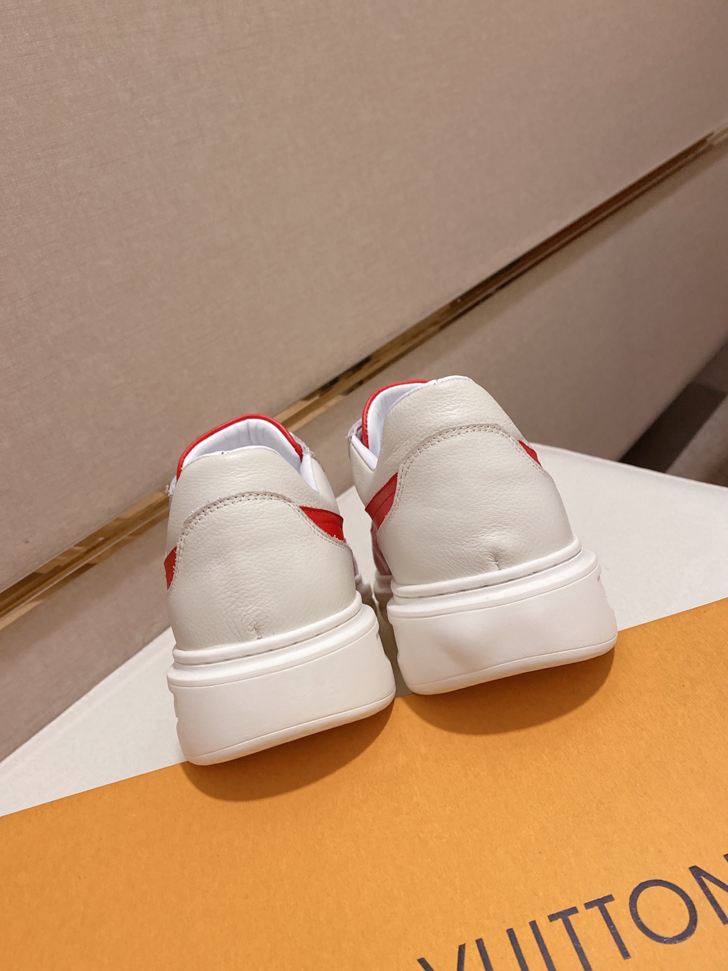 Louis Vuitton Low Top sneaker 122 - vstockx