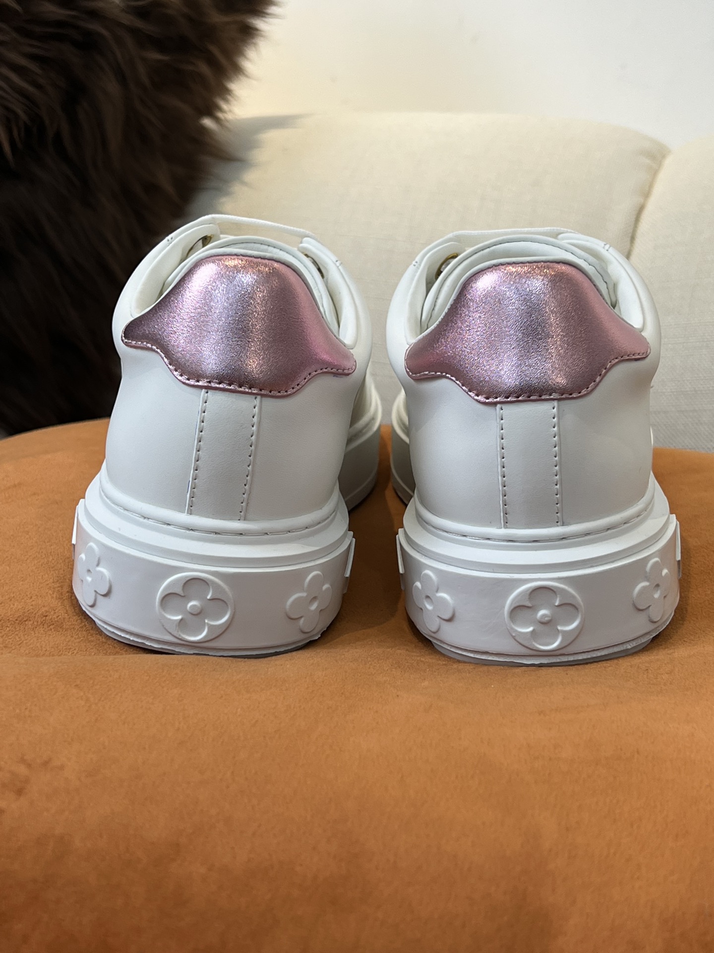 Louis Vuitton TIME OUT TRAINERS 1 - vstockx