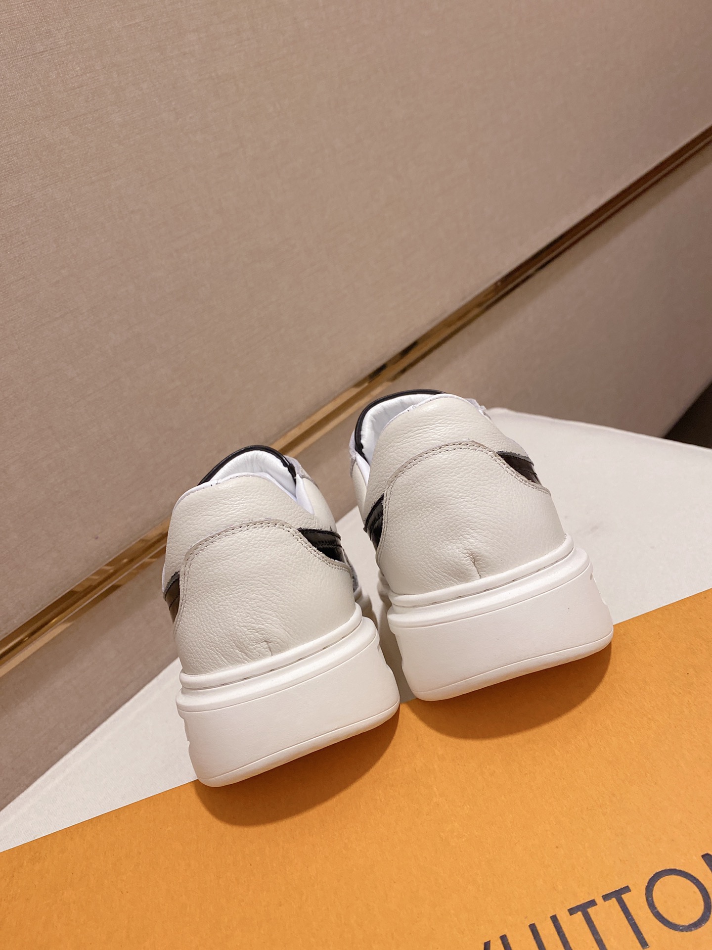 Louis Vuitton Low Top sneaker 124 - vstockx