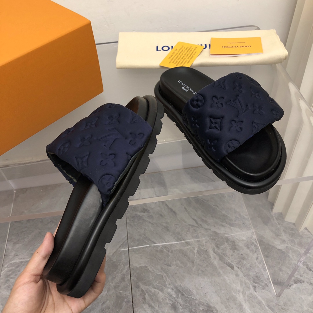 Louis Vuitton POOL PILLOW COMFORT MULES WOMEN 1 - vstockx