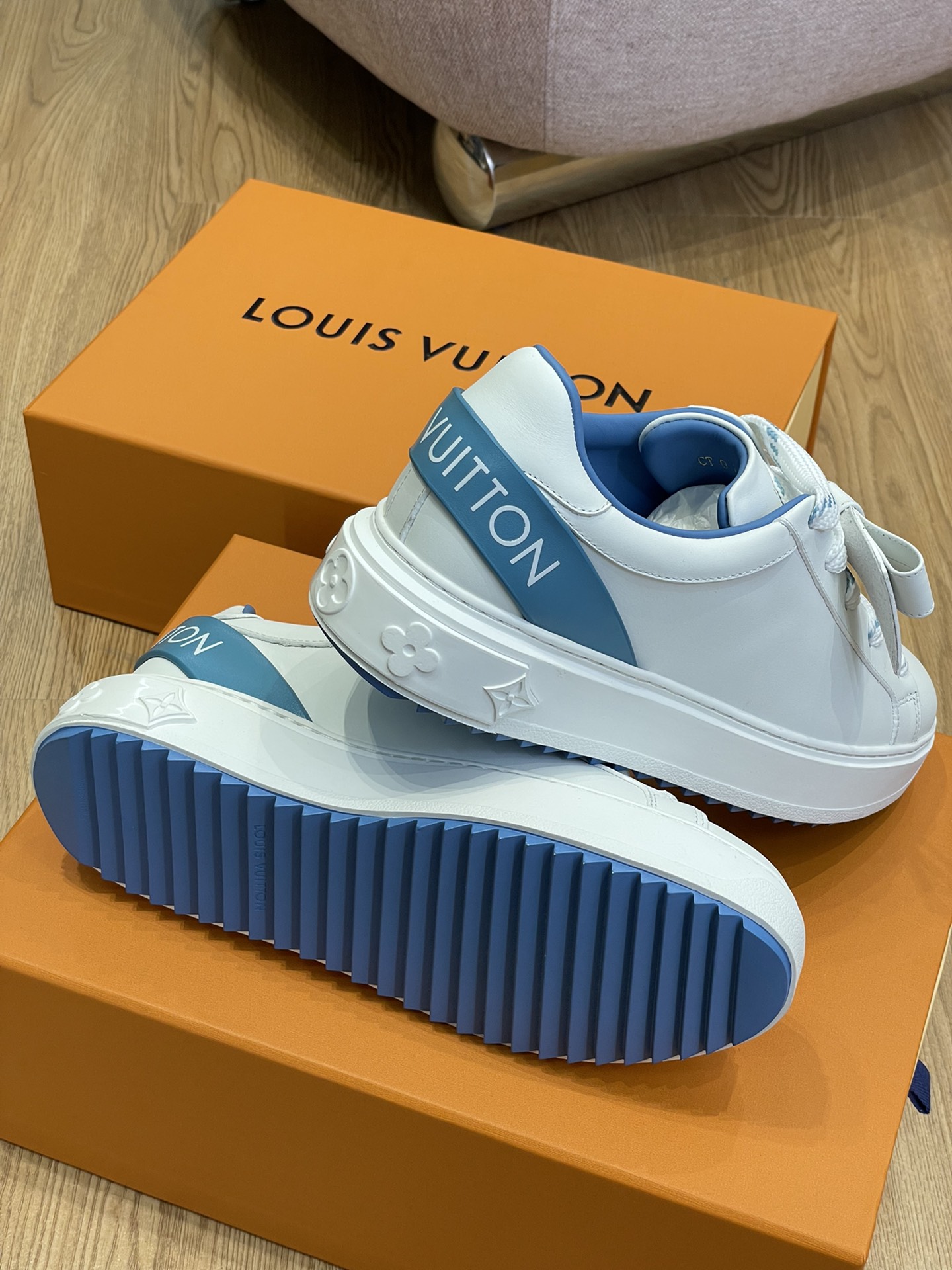 Louis Vuitton SNEAKER 4 - vstockx