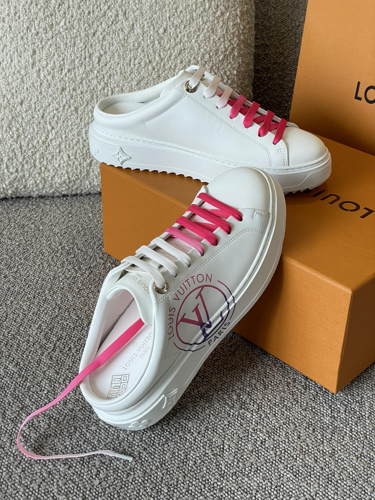 Louis Vuitton TIME OUT TRAINERS 1 - vstockx
