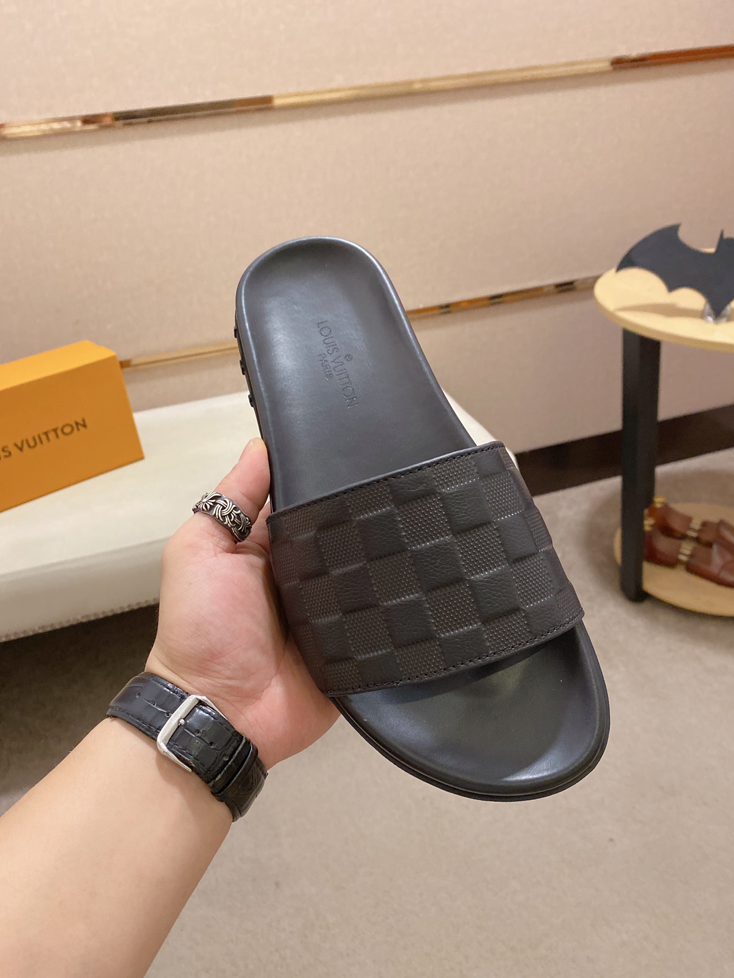 Louis Vuitton Slipper 6 - vstockx