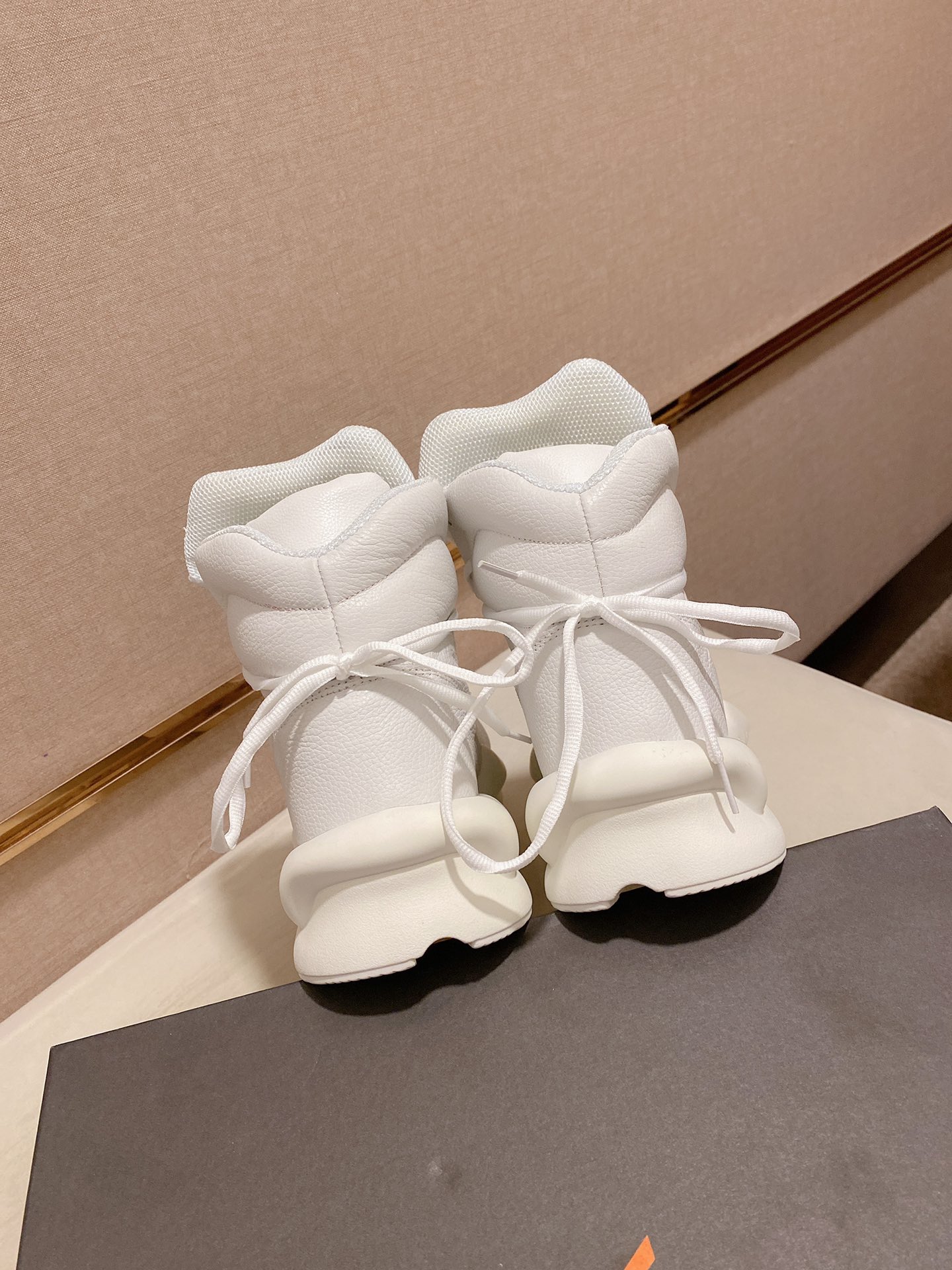 Y-3 Kaiwa Lace-Up Sneakers 9 - vstockx