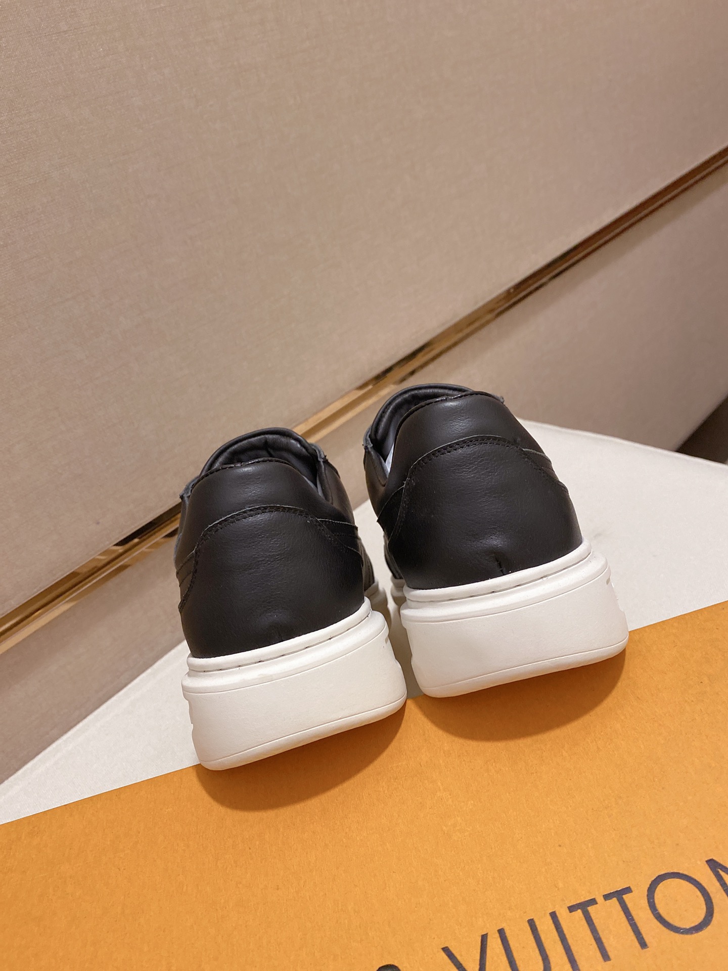 Louis Vuitton Low Top sneaker 126 - vstockx