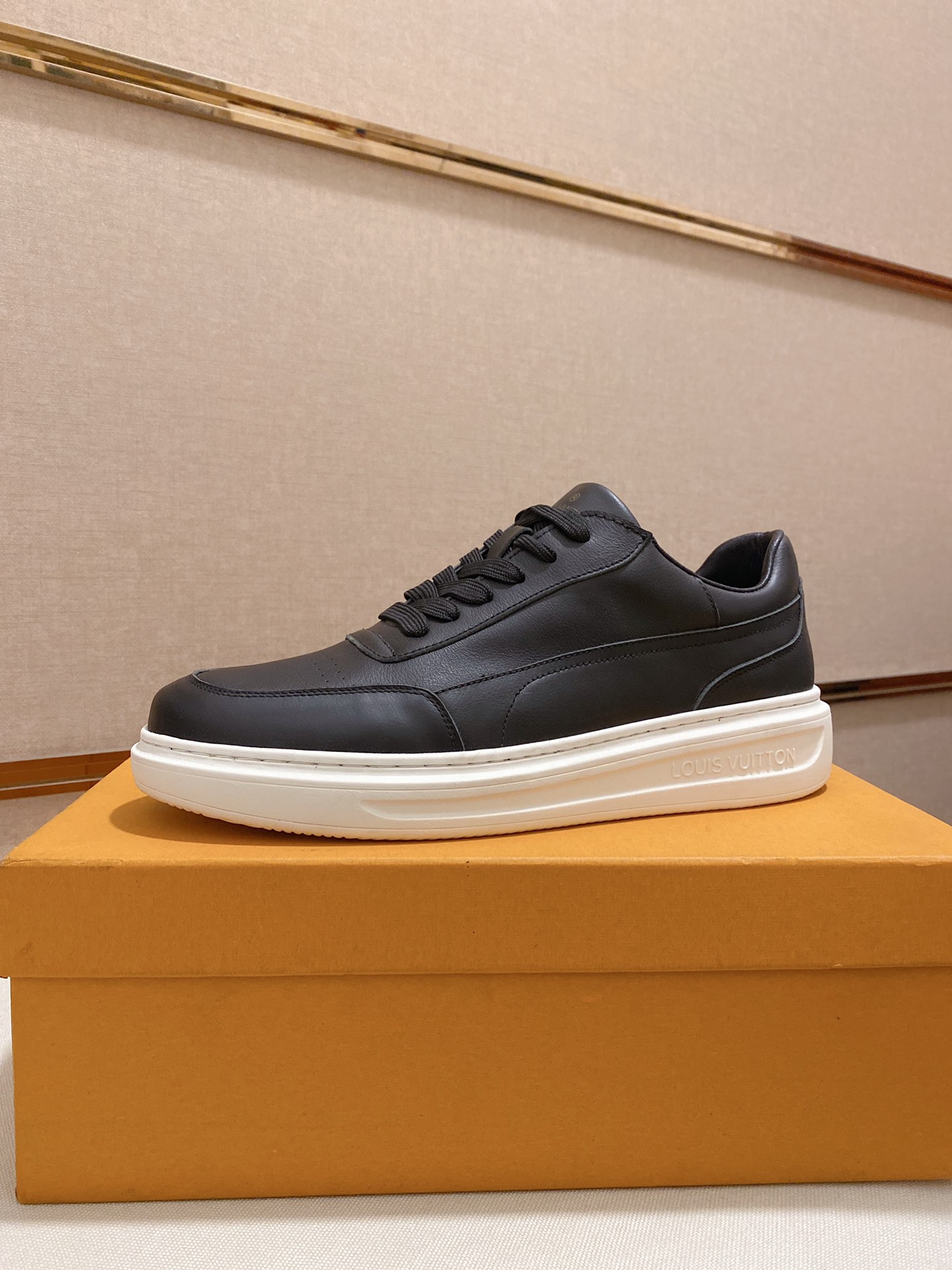 Louis Vuitton Low Top sneaker 126 - vstockx