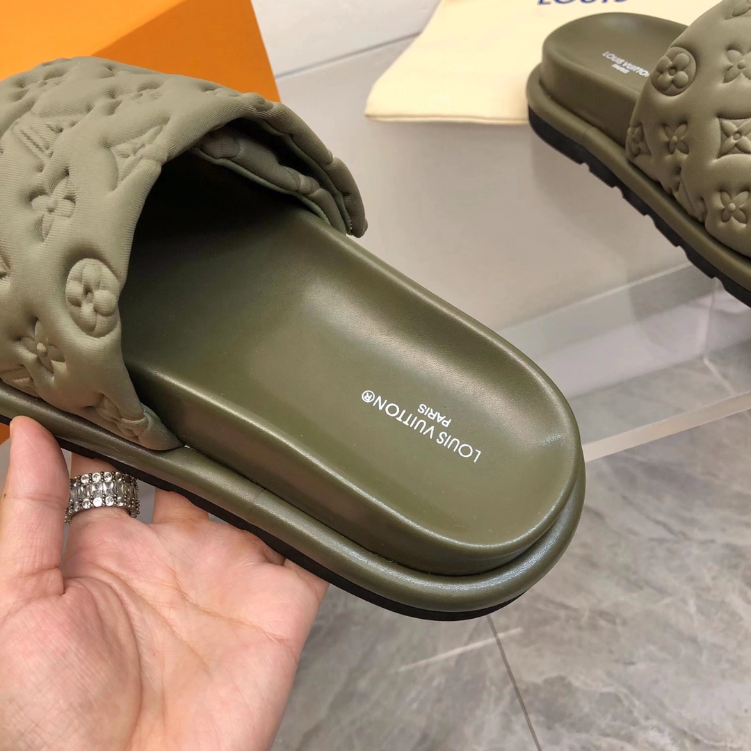 Louis Vuitton POOL PILLOW COMFORT MULES WOMEN 1 - vstockx