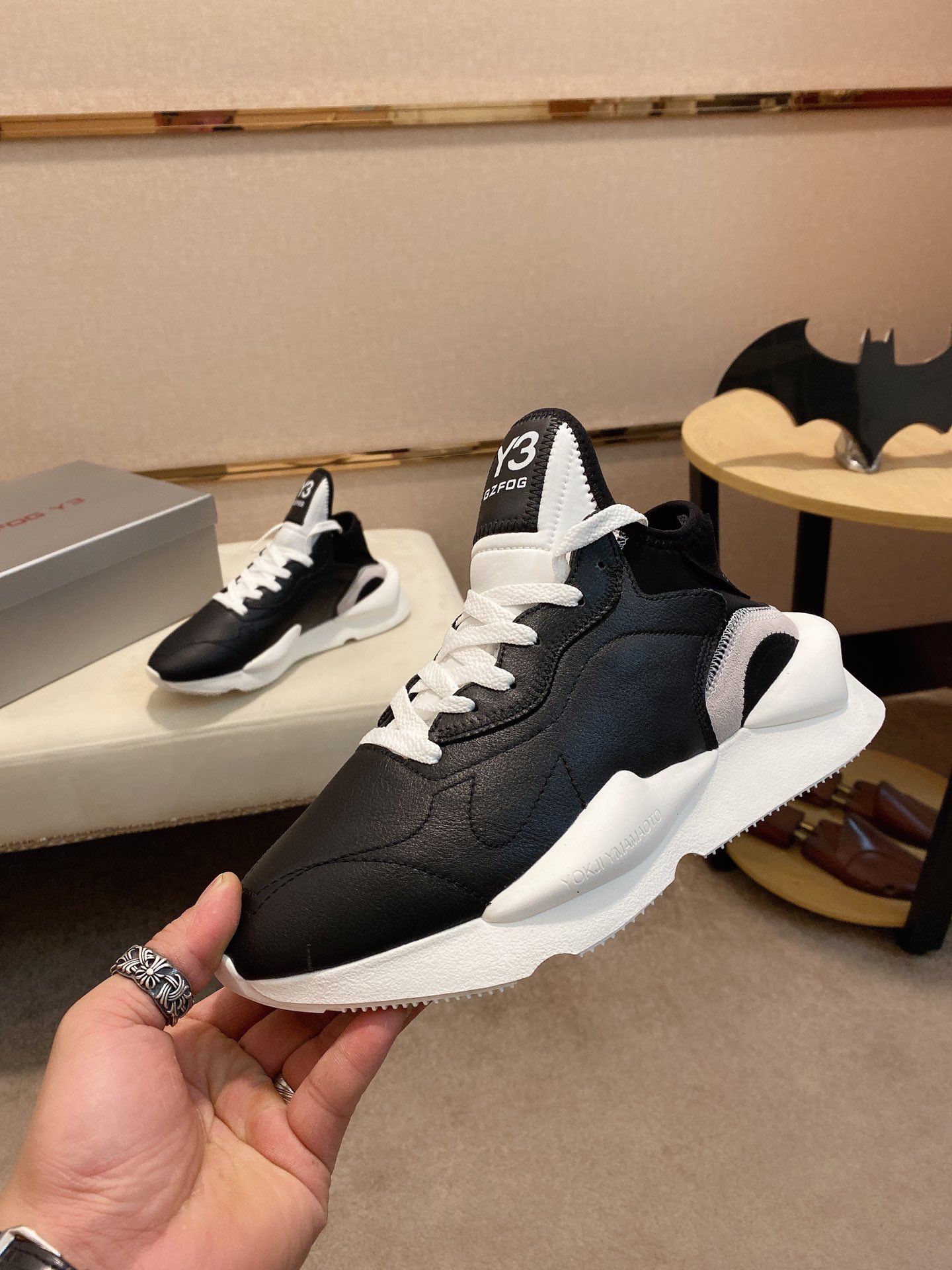 Y-3 Kaiwa Lace-Up Sneakers 43 - vstockx