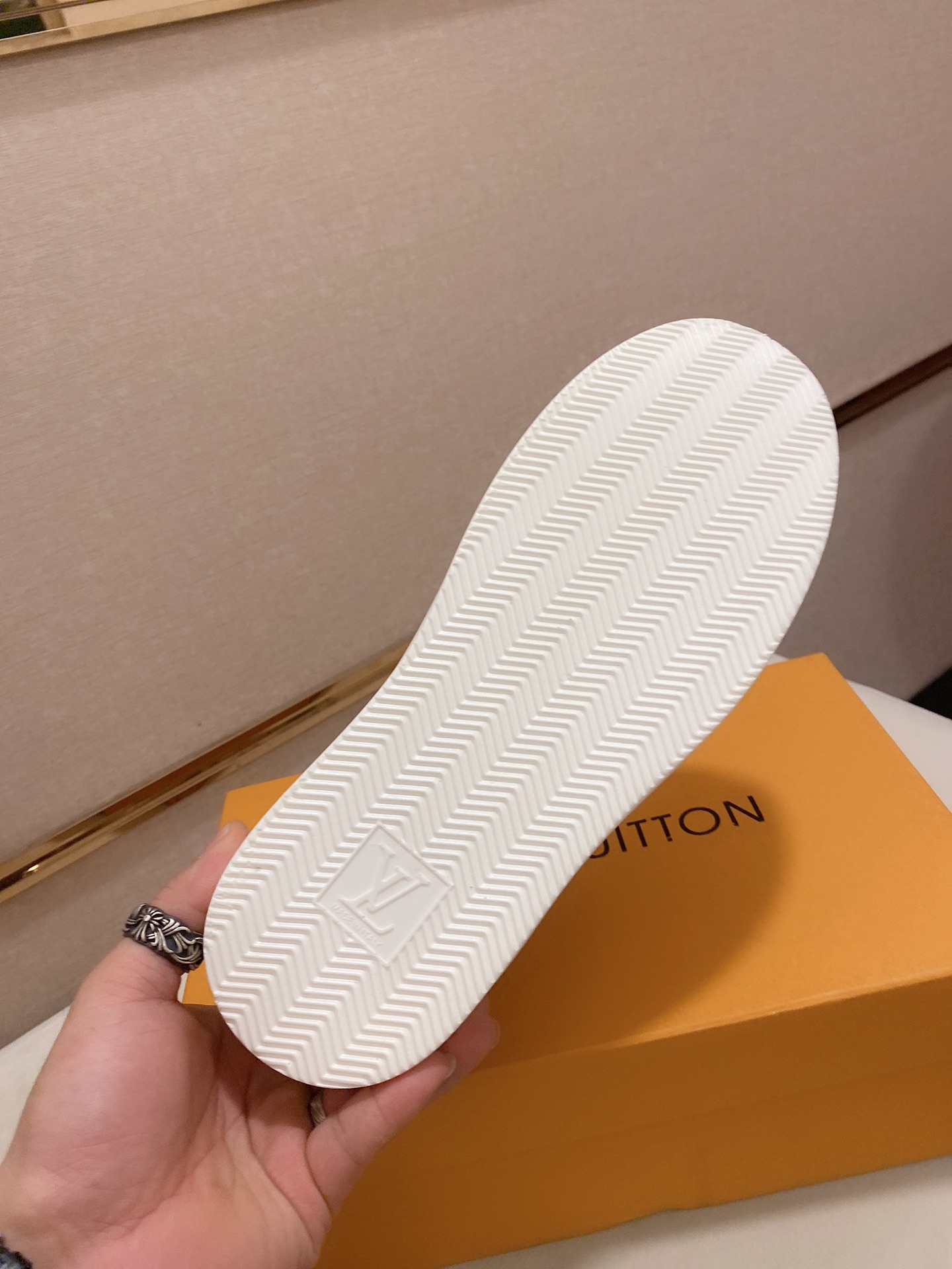 Louis Vuitton Low Top sneaker 118 - vstockx