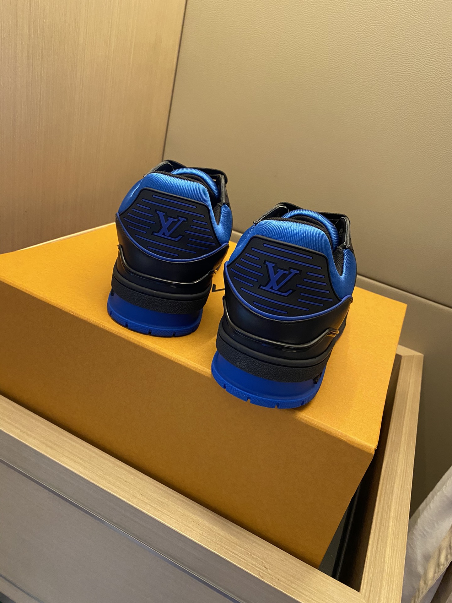 Louis Vuitton LV TRAINERS SNEAKER 9 - vstockx