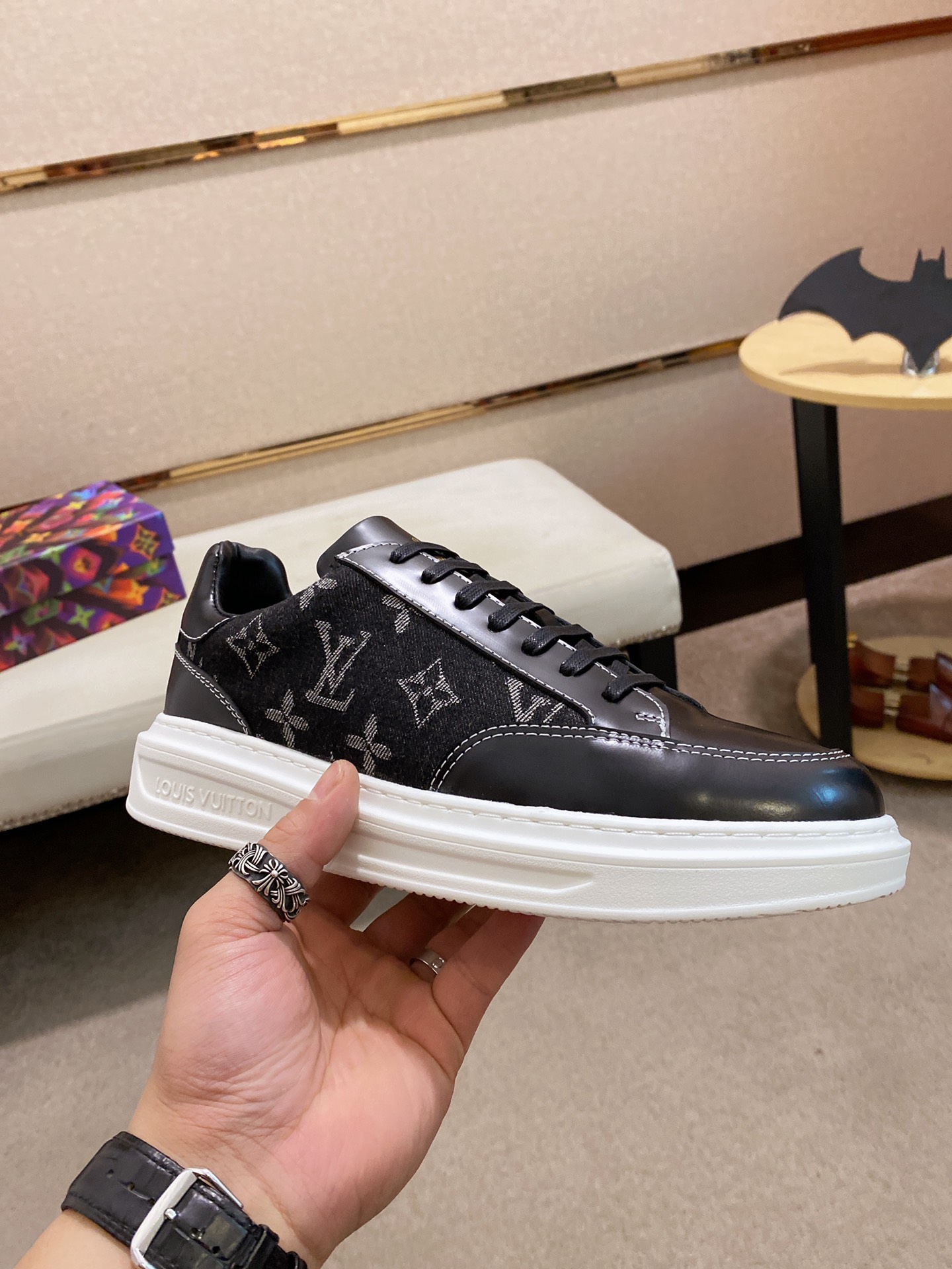 Louis Vuitton Low Top sneaker 107 - vstockx